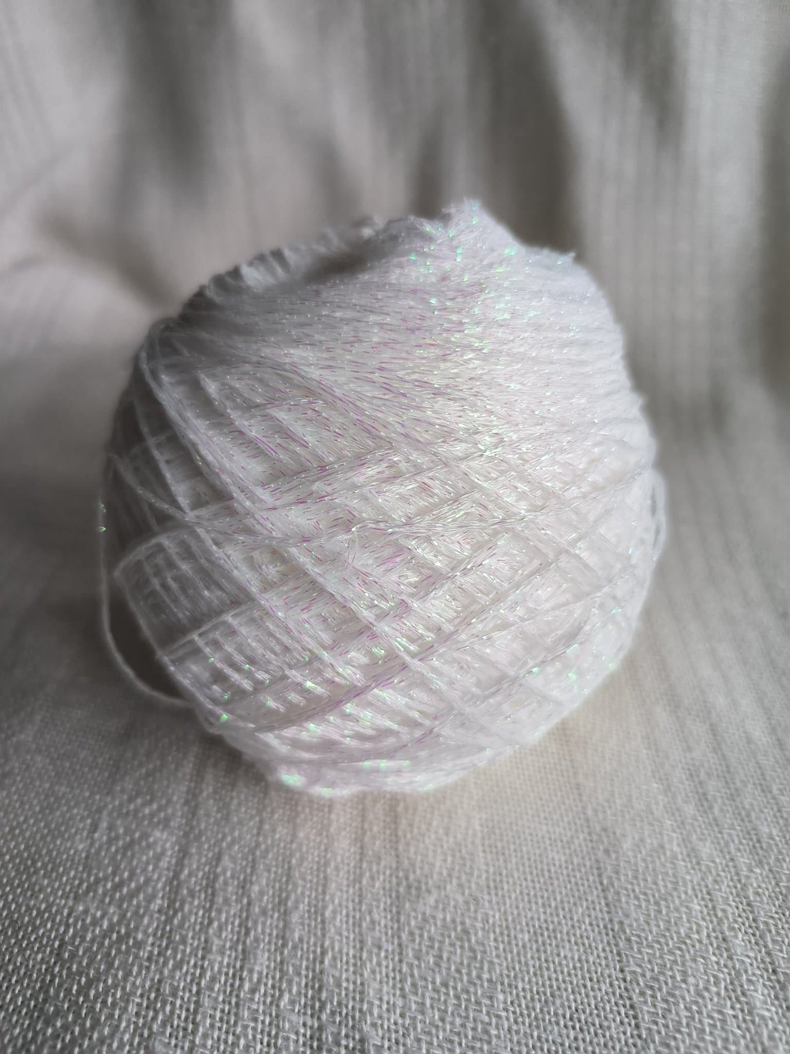 Glittrande/metallic garn 100gr, vitt.