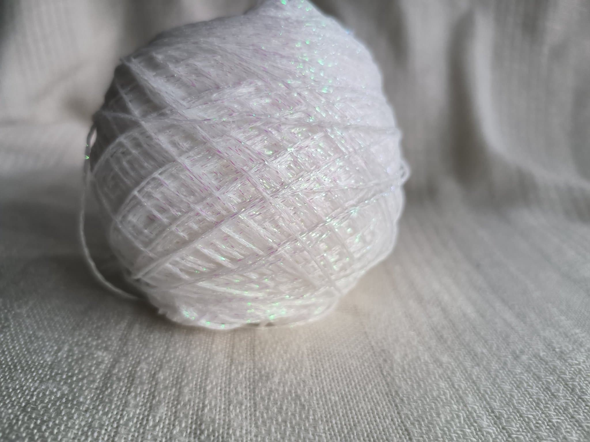 Glittrande/metallic garn 100gr, vitt.