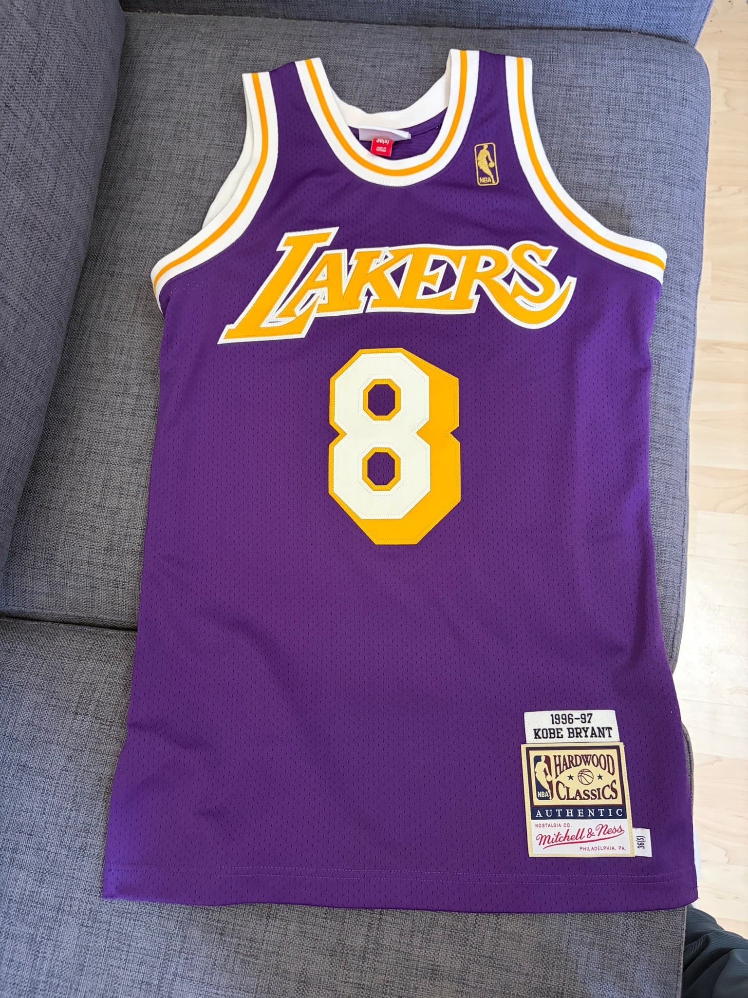 LA Lakers 96/97 Mitchell & Ness lila basketlinne Kobe Bryant, storlek S