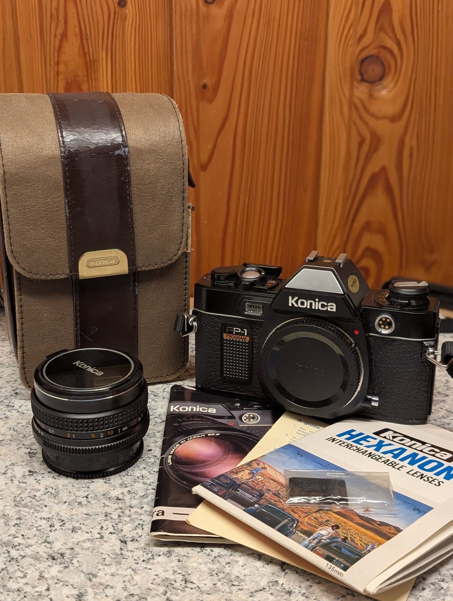 Konica FP-1 Program analog kamera med Konica Hexanon AR 40mm F1.8 lins