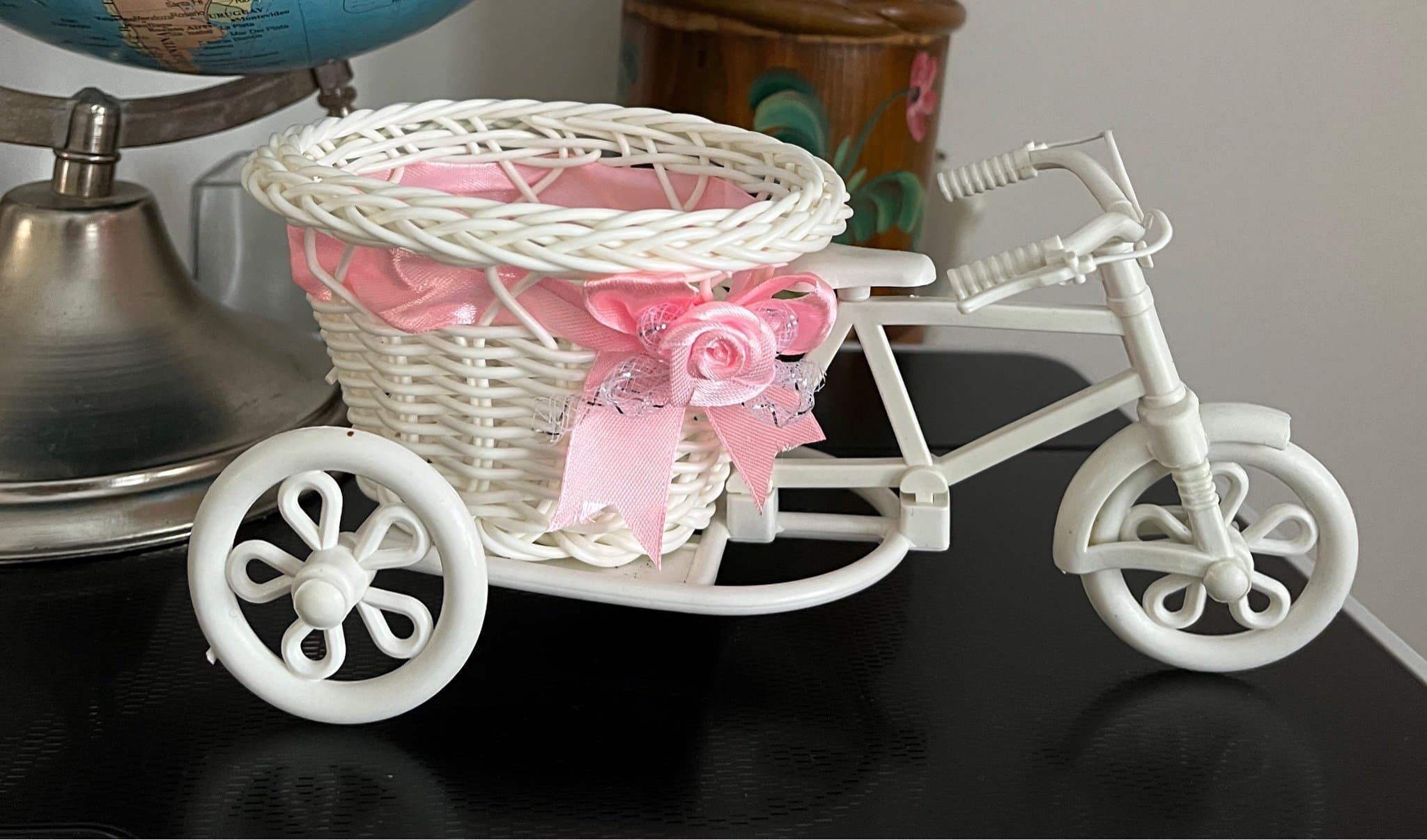 EN JÄTTEFIN LITEN SÖT CYKEL MED KORG,NYTT SKICK CA 22x10 CM!