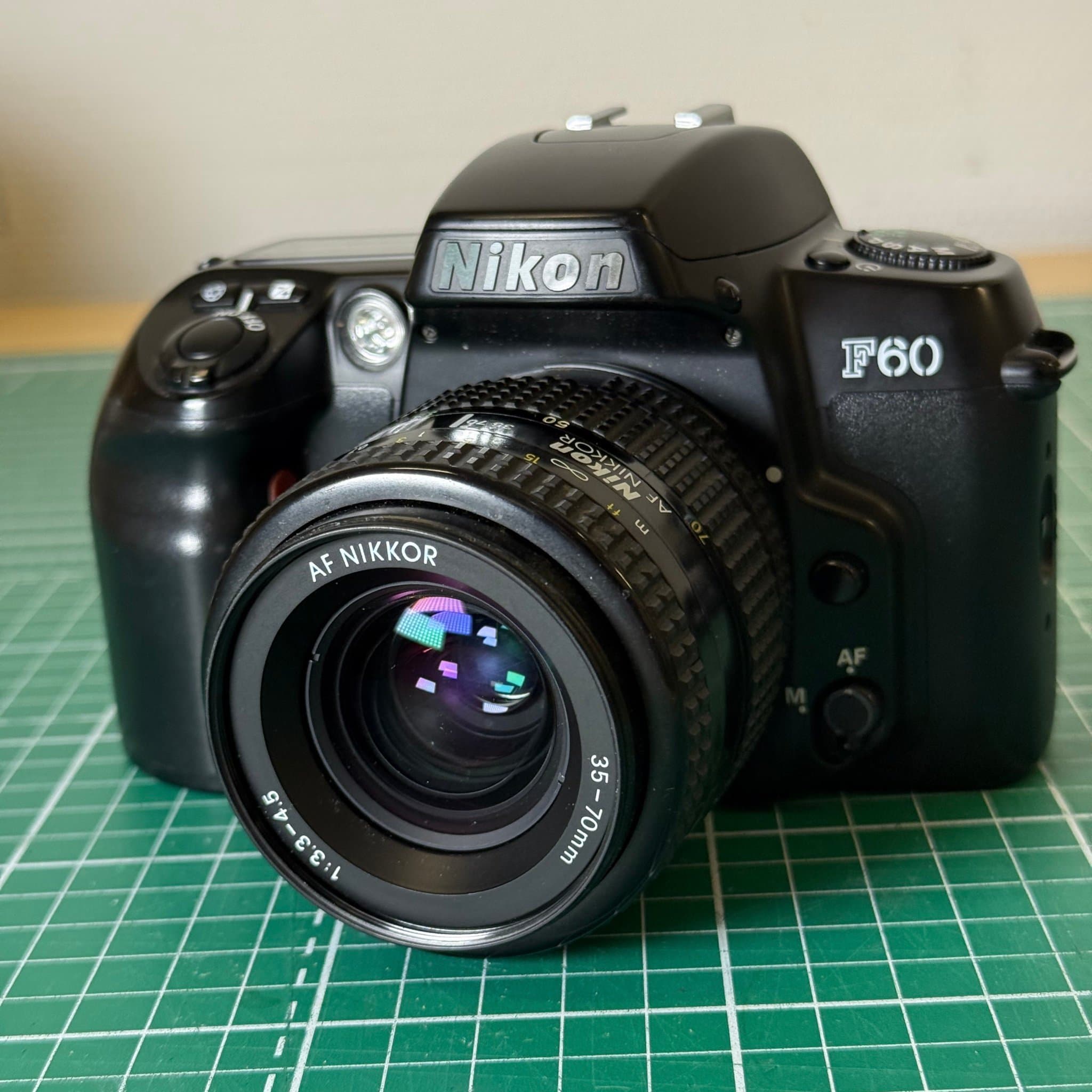 Nikon F30 med optik - analog kamera med autofokus