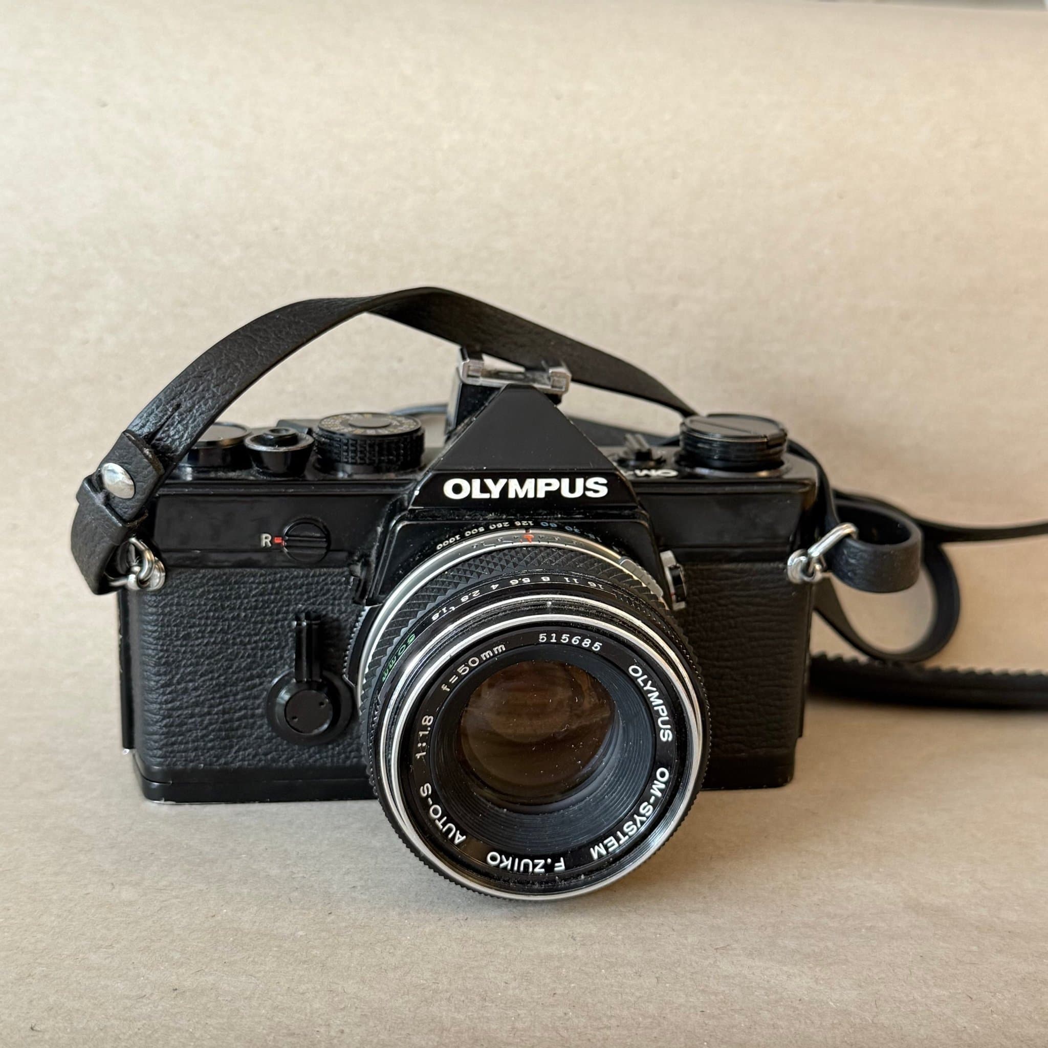 Olympus OM-1 35mm filmkamera med 50mm f/1.8 Zuiko-objektiv – vintage