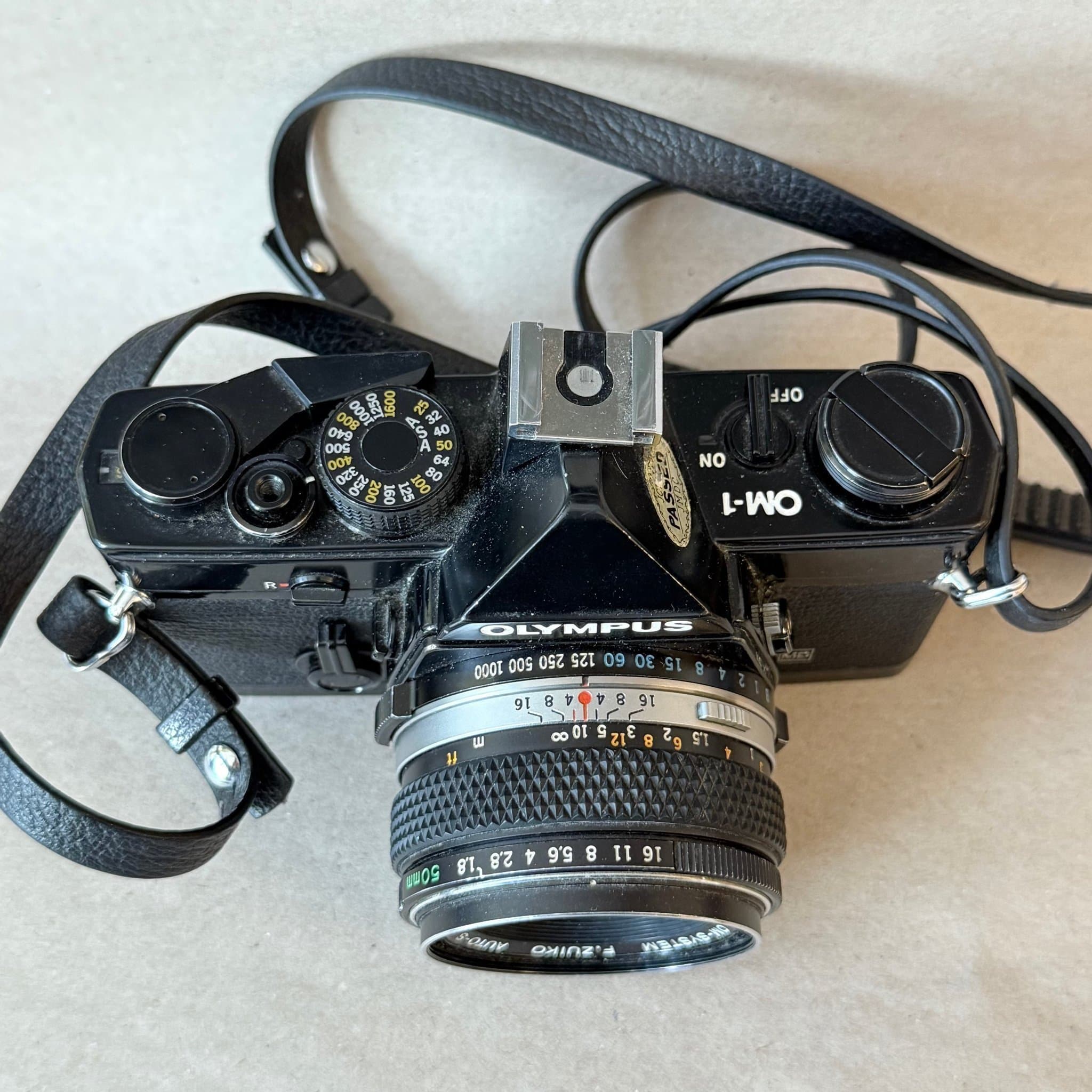 Olympus OM-1 35mm filmkamera med 50mm f/1.8 Zuiko-objektiv – vintage