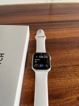 Apple Watch SE 2 – 44 mm aluminium med vitt armband