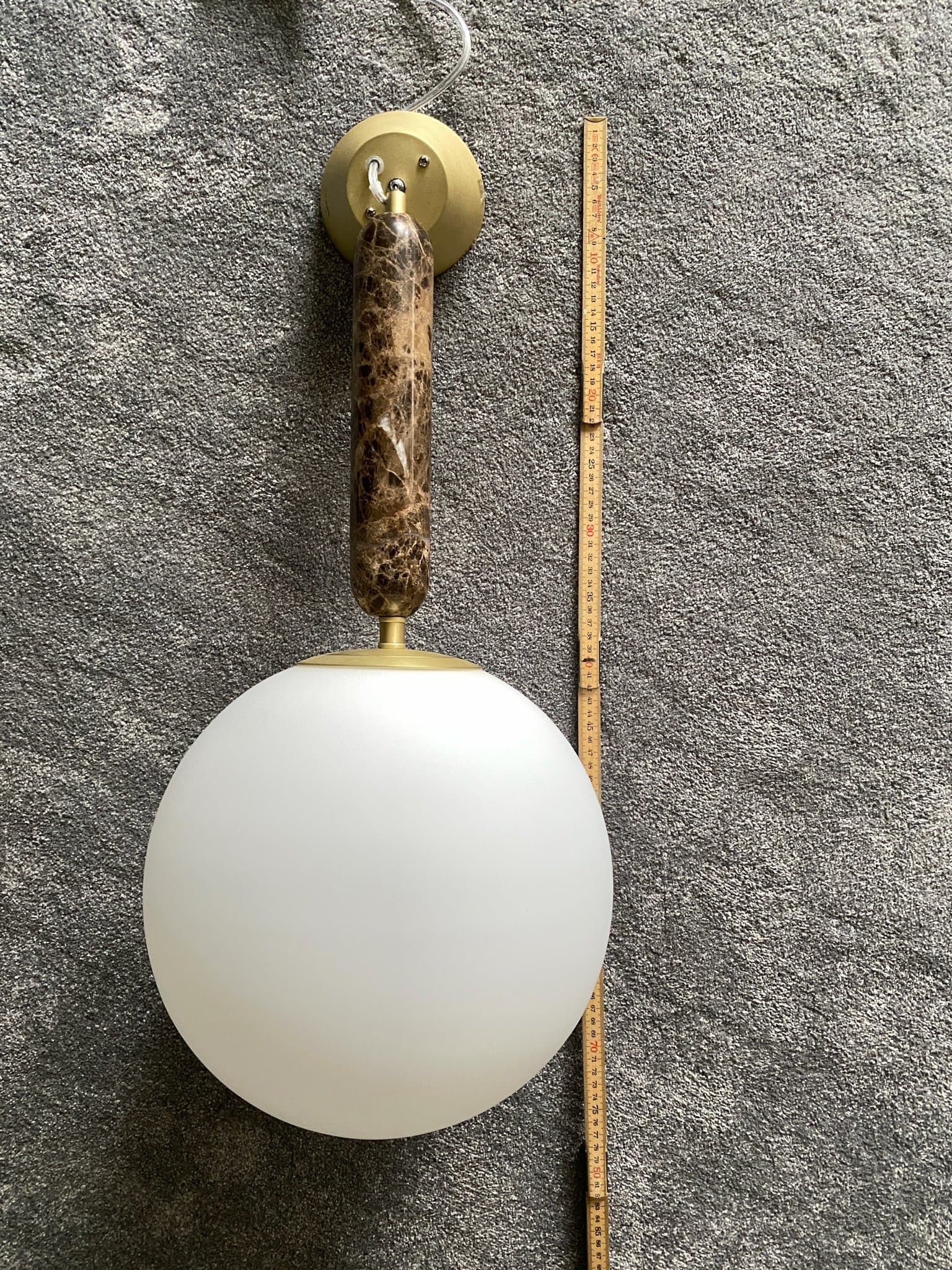 Taklampa "Globen Lighting" Torrano med marmorerad detalj