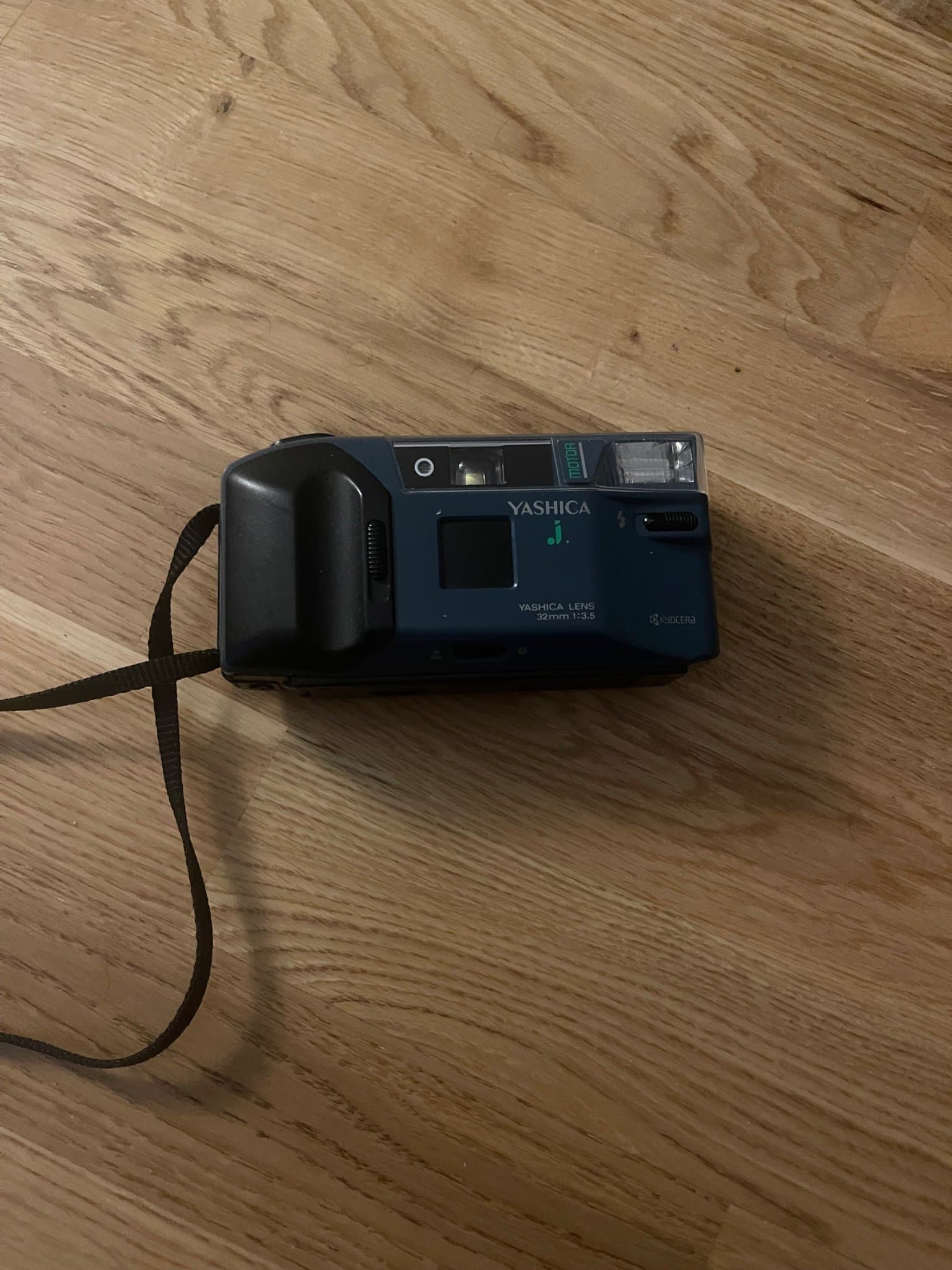 Yashica J. analog kamera ( blå svart färg )