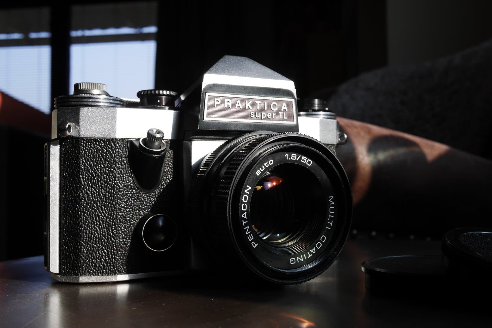 Praktica Super TL analog kamera med Pentacon 1.8/50 objektiv