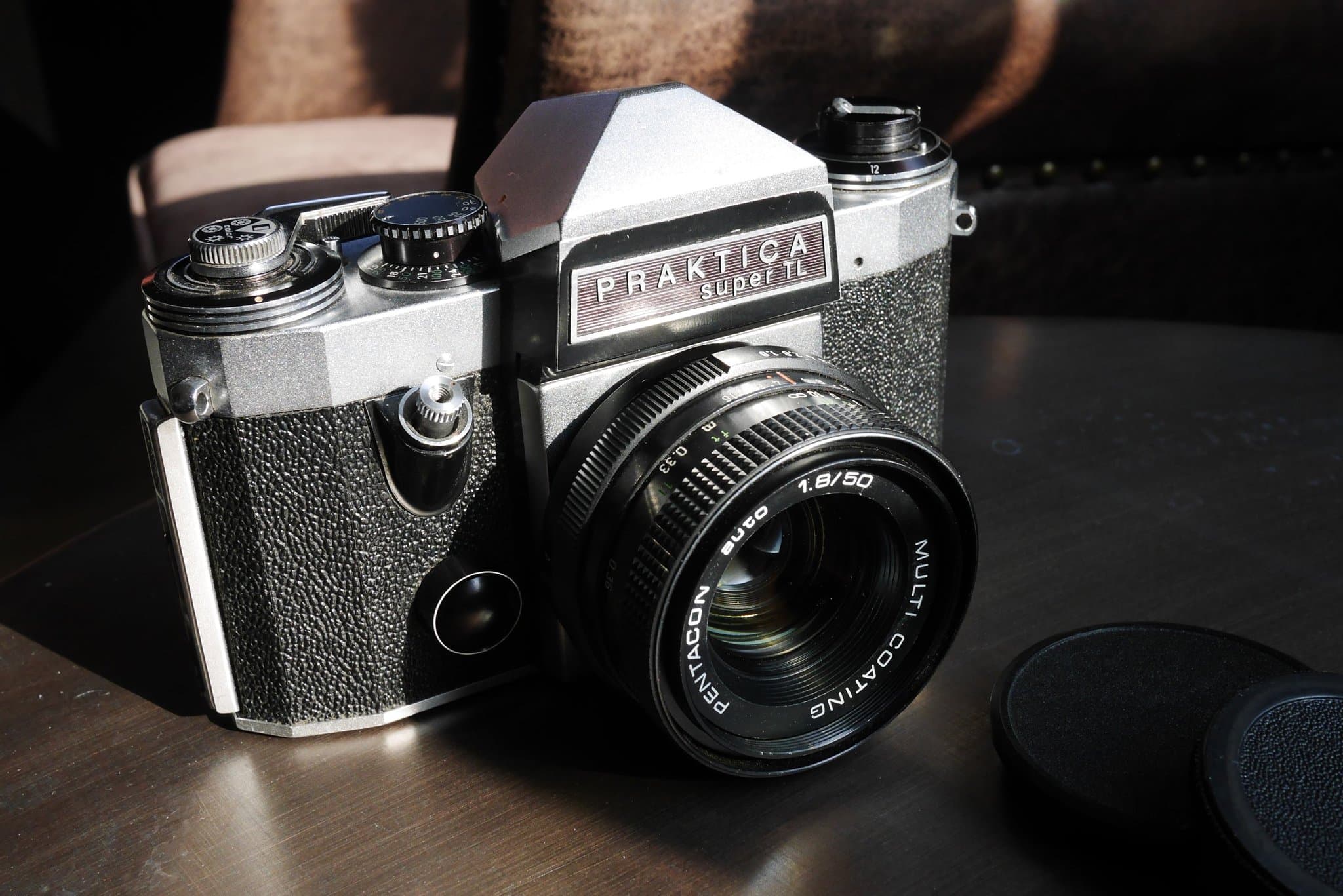 Praktica Super TL analog kamera med Pentacon 1.8/50 objektiv