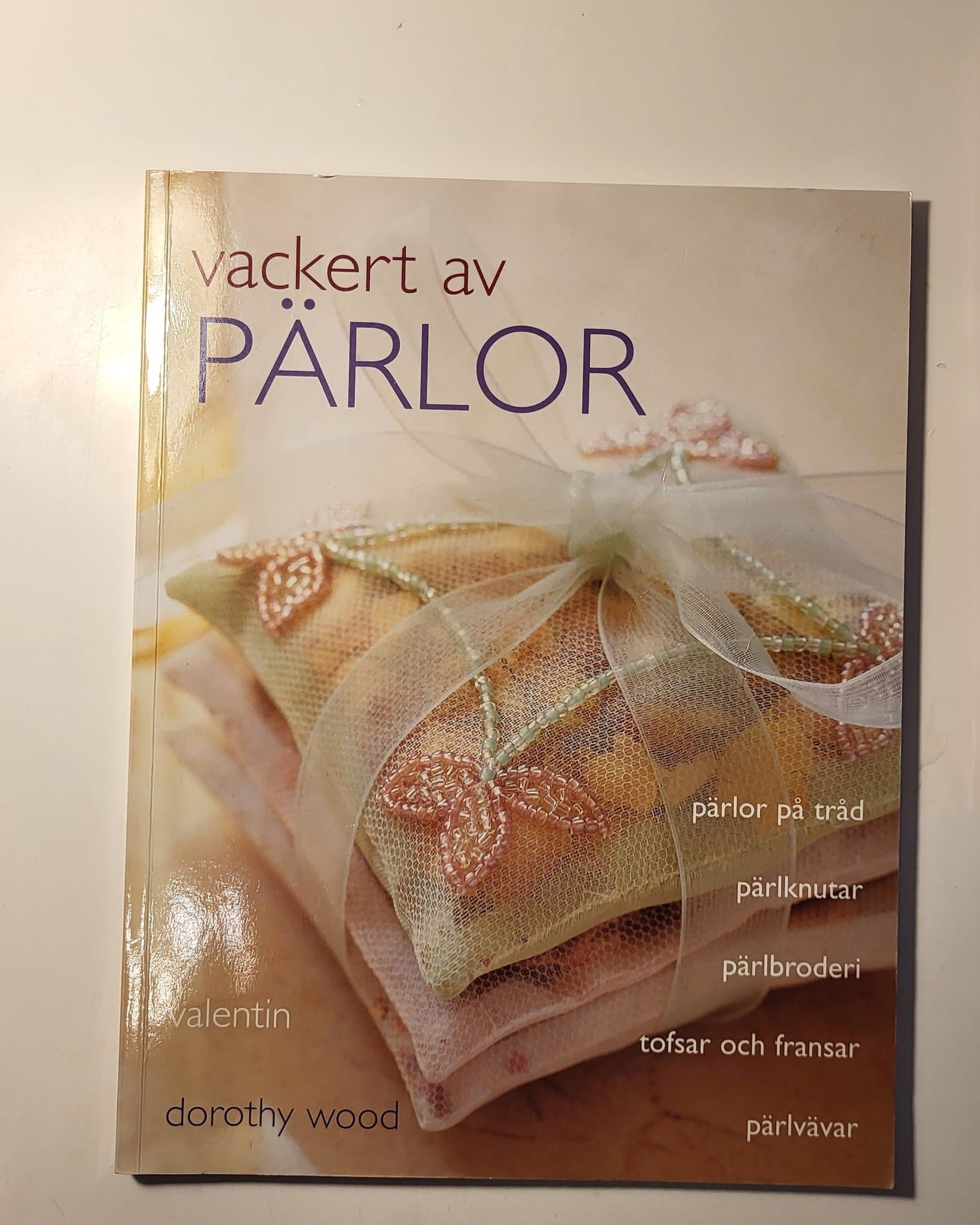 Bokpaket om pärl och berlockarbeten. Pärlor och Berlocker