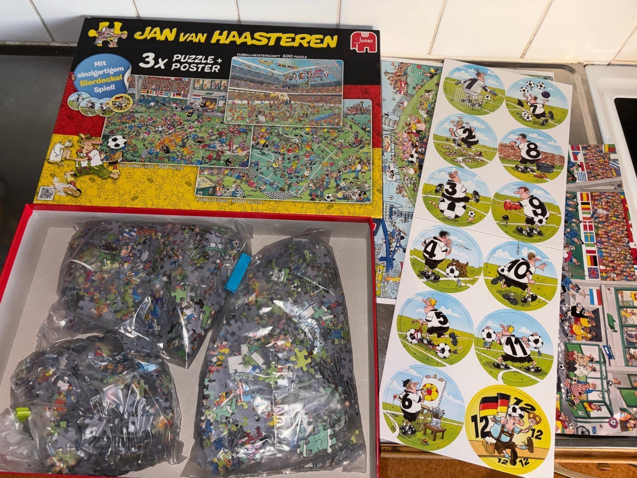 Jan Van Haasteren Fotbollspussel "3 i 1": 500, 750 & 1000 bitar+Posters+ölbricka