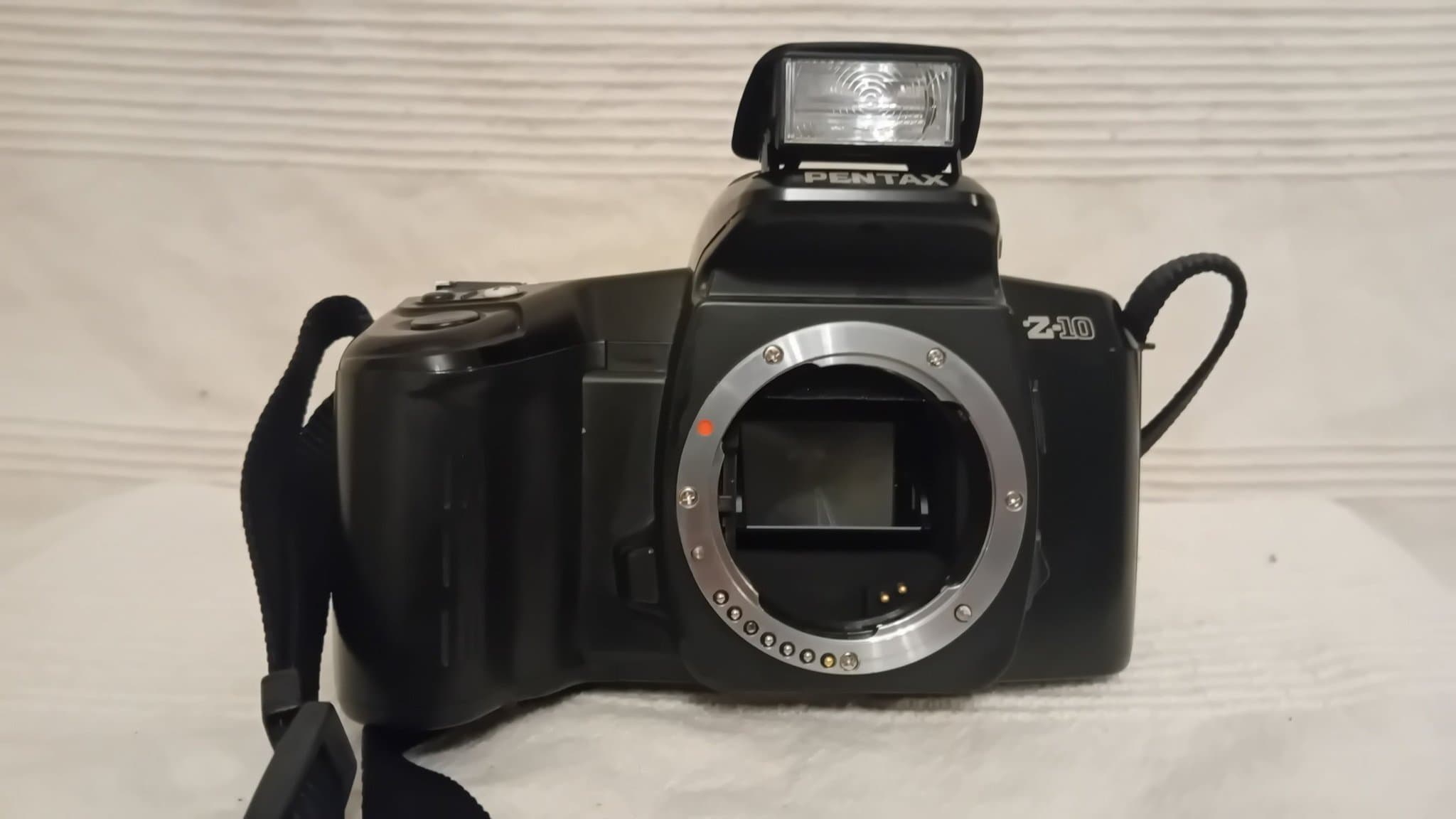 Pentax Z-10 Analog Kamera med Inbyggd Blixt och Rem