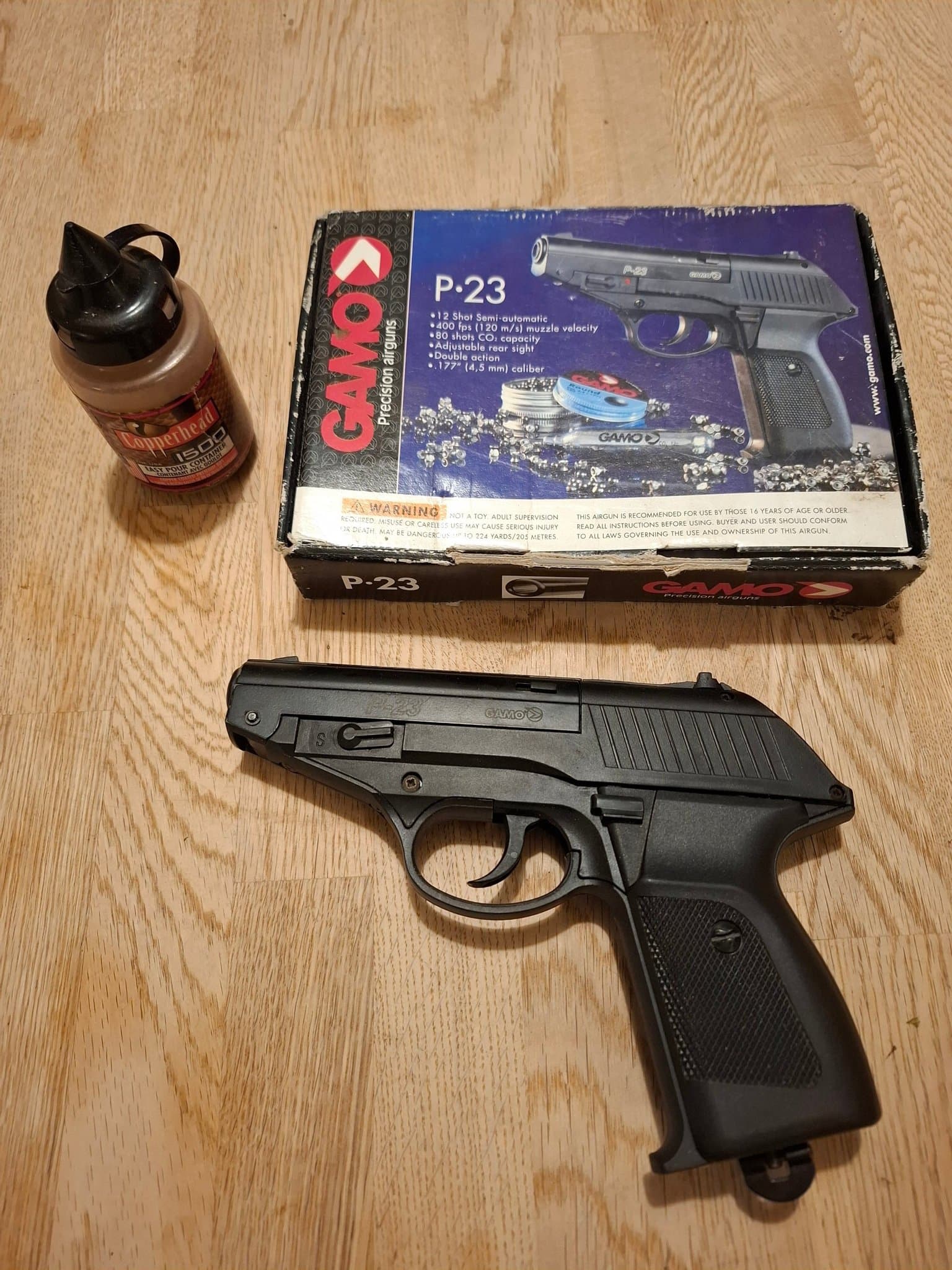 Gamo P-23 CO2 Pistol med låda och ammunition.