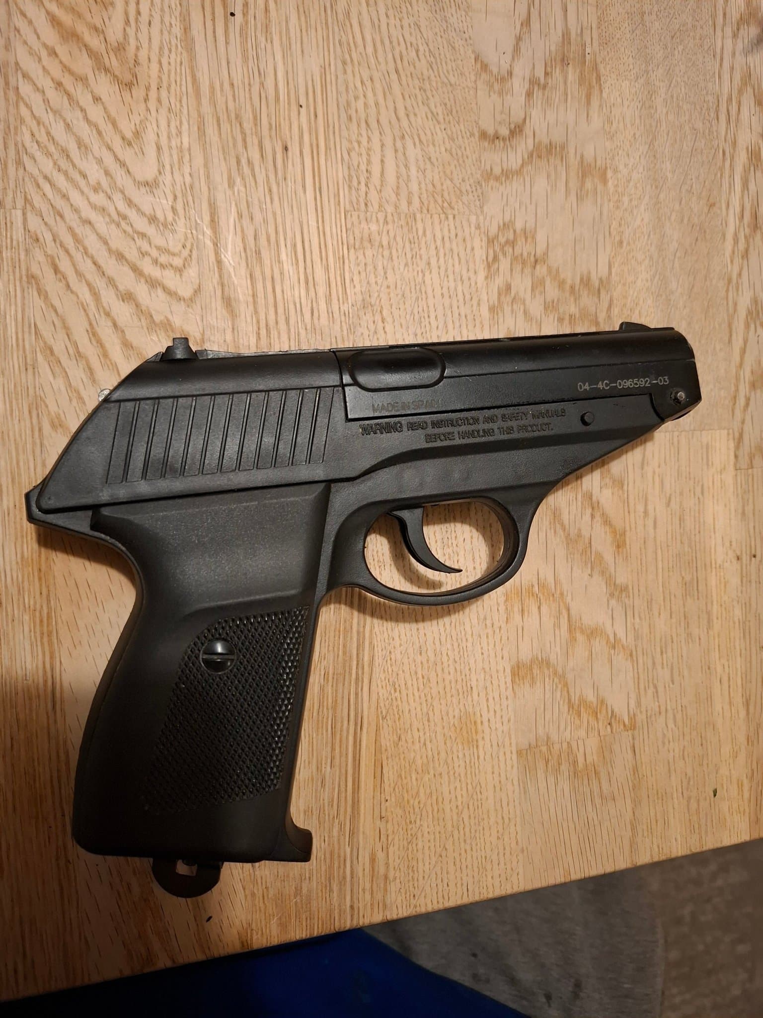 Gamo P-23 CO2 Pistol med låda och ammunition.