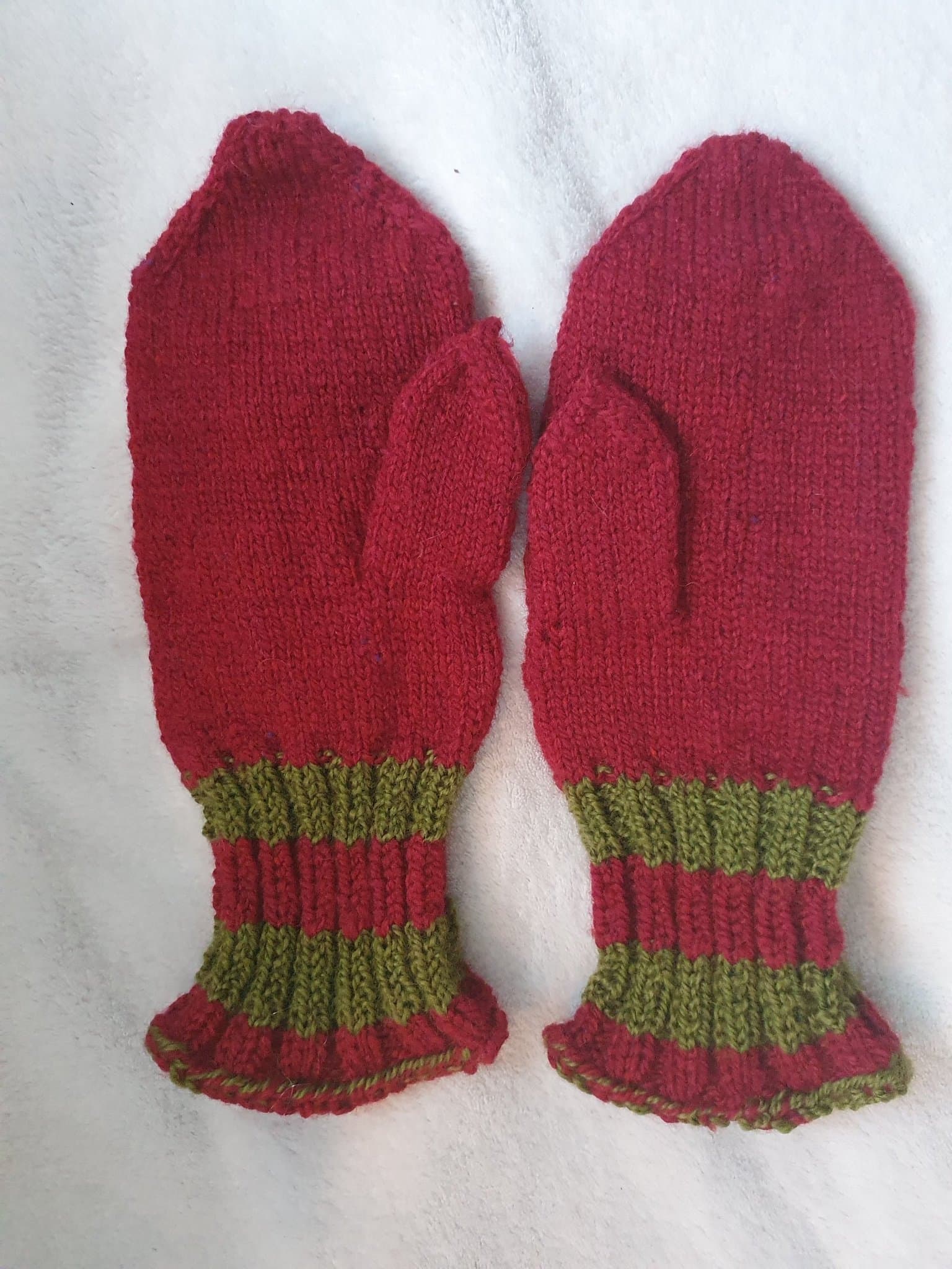 Handstickade Röda, gröna vantar