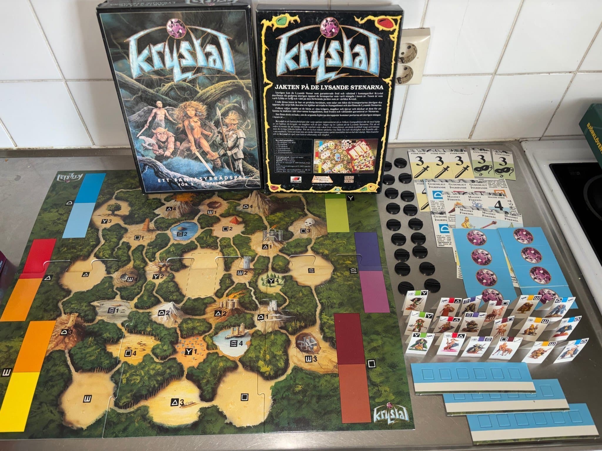 Krystal (oanvänt) Fantasybrädspel från 1989. Jakten på de lysande stenarna *****
