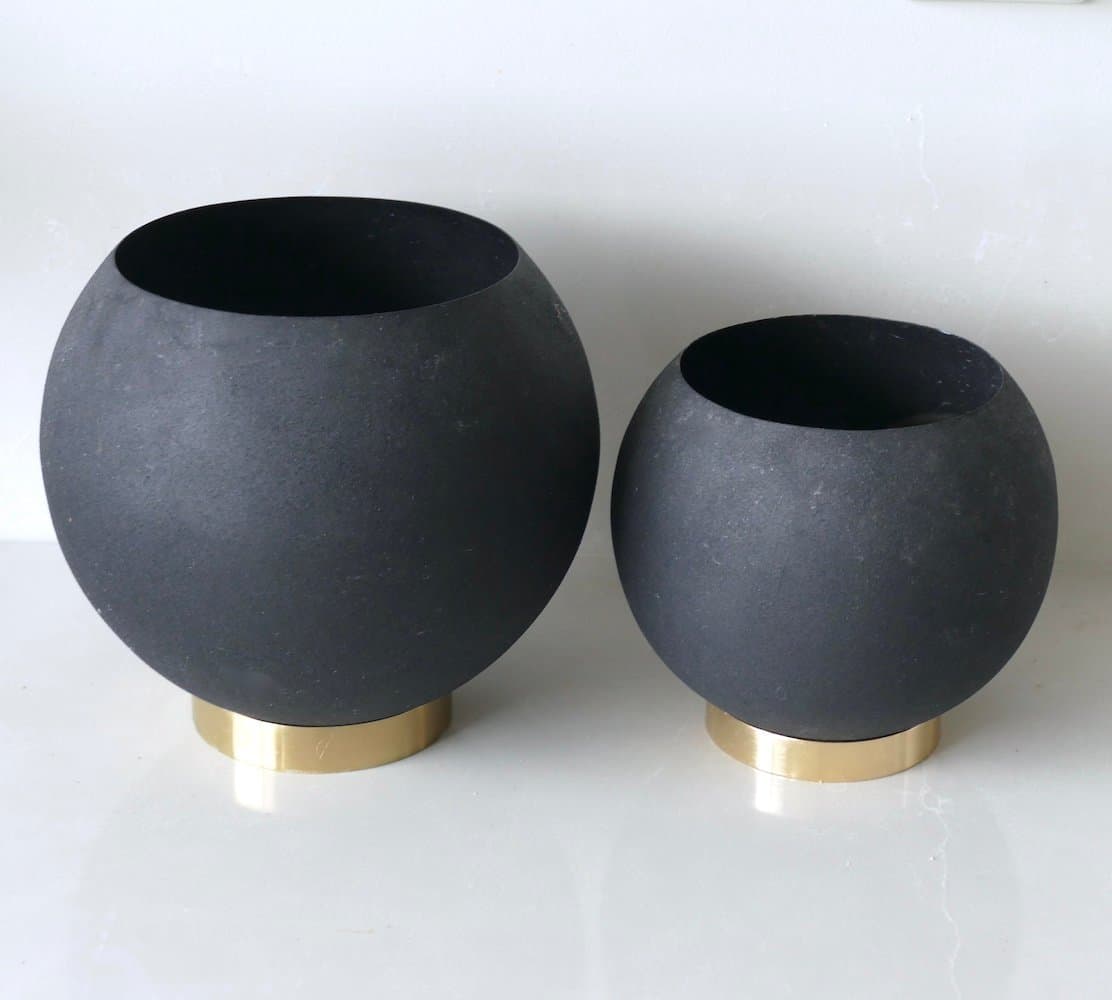 Två AYTM Globe blomkrukor