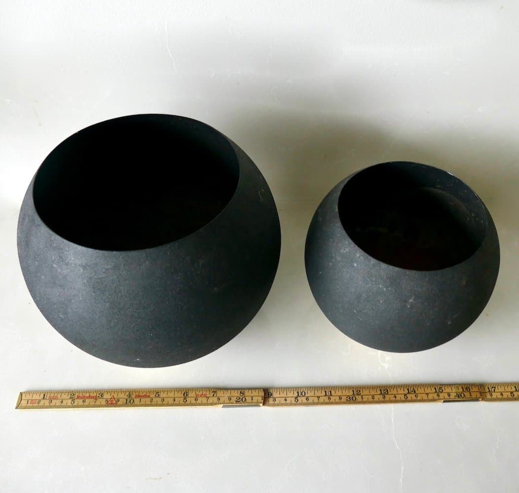 Två AYTM Globe blomkrukor