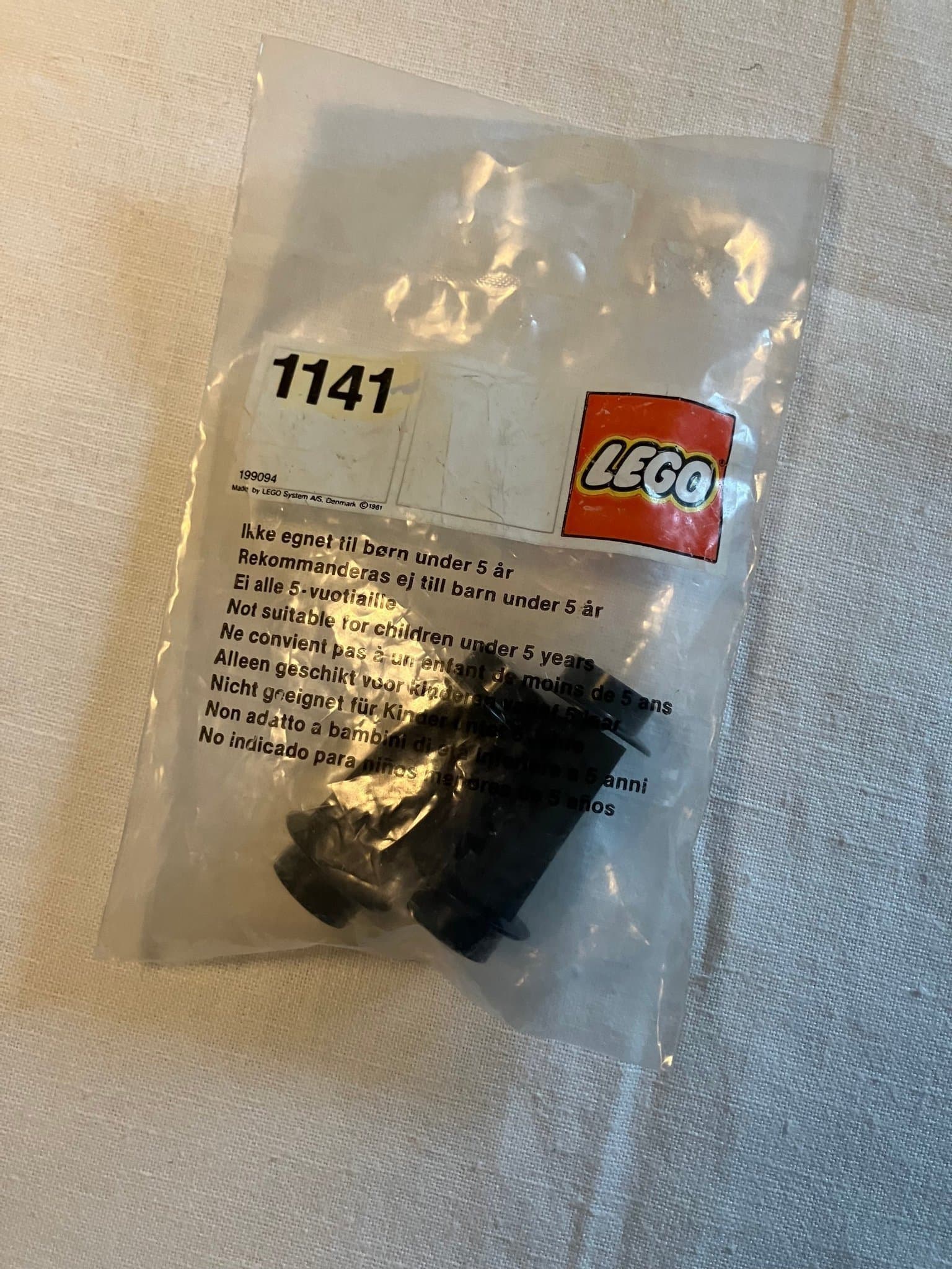 LEGO #1141 Wheel Bricks with Small Black Train Wheels - Obruten från 1981