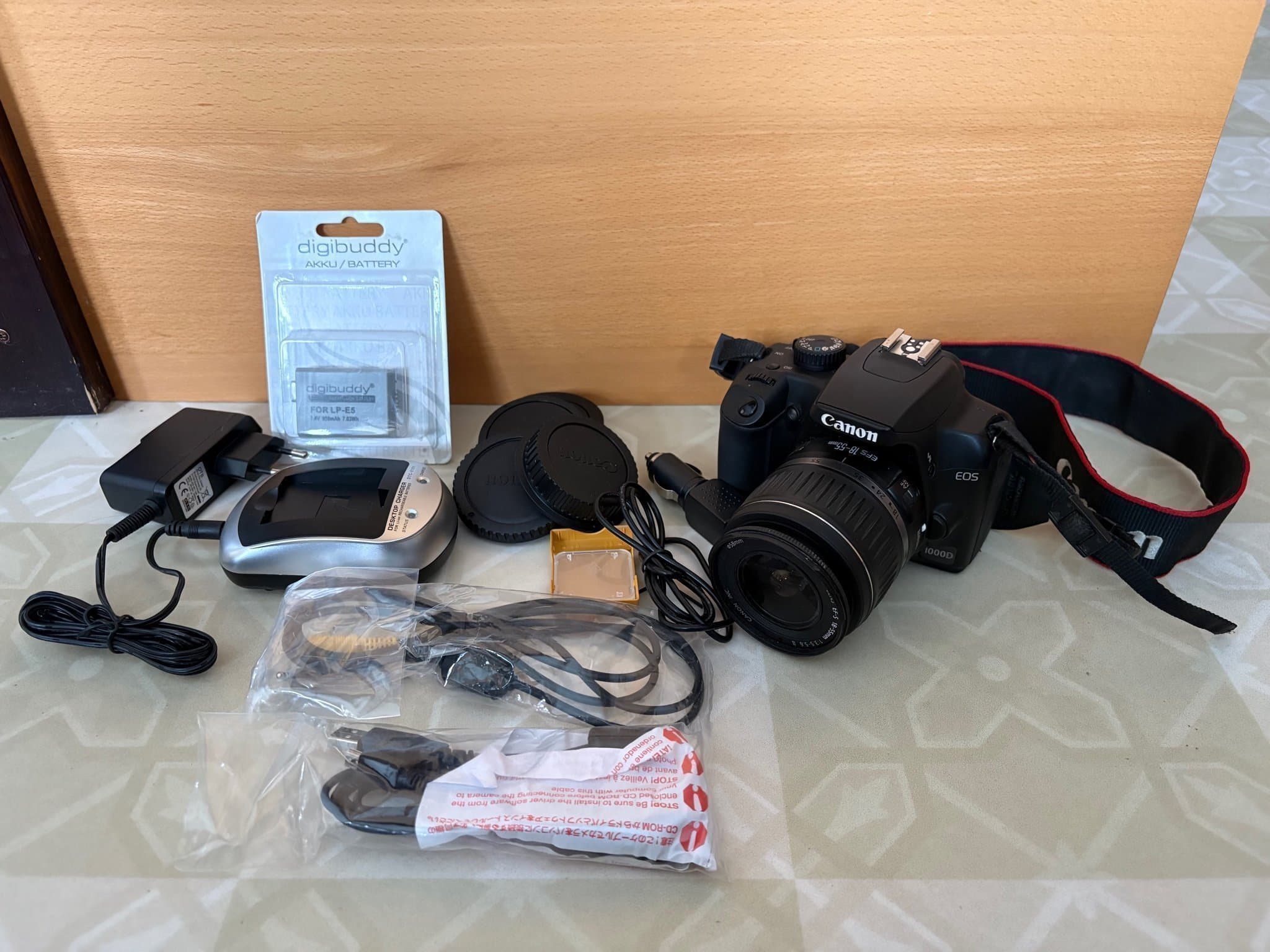 Canon EOS 1000D systemkamera med EF-S 18-55mm objektiv