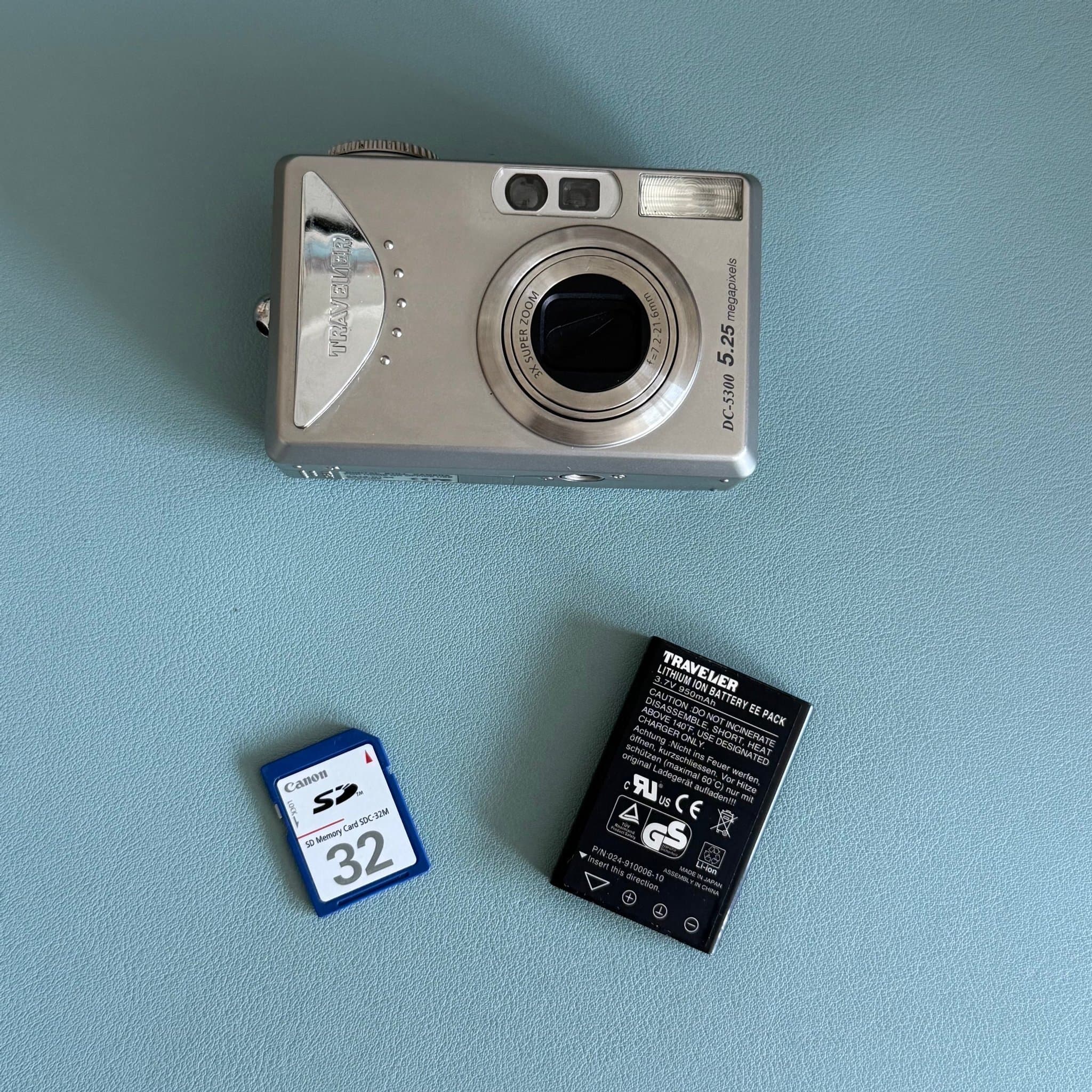 Traveler silverfärgad kamera