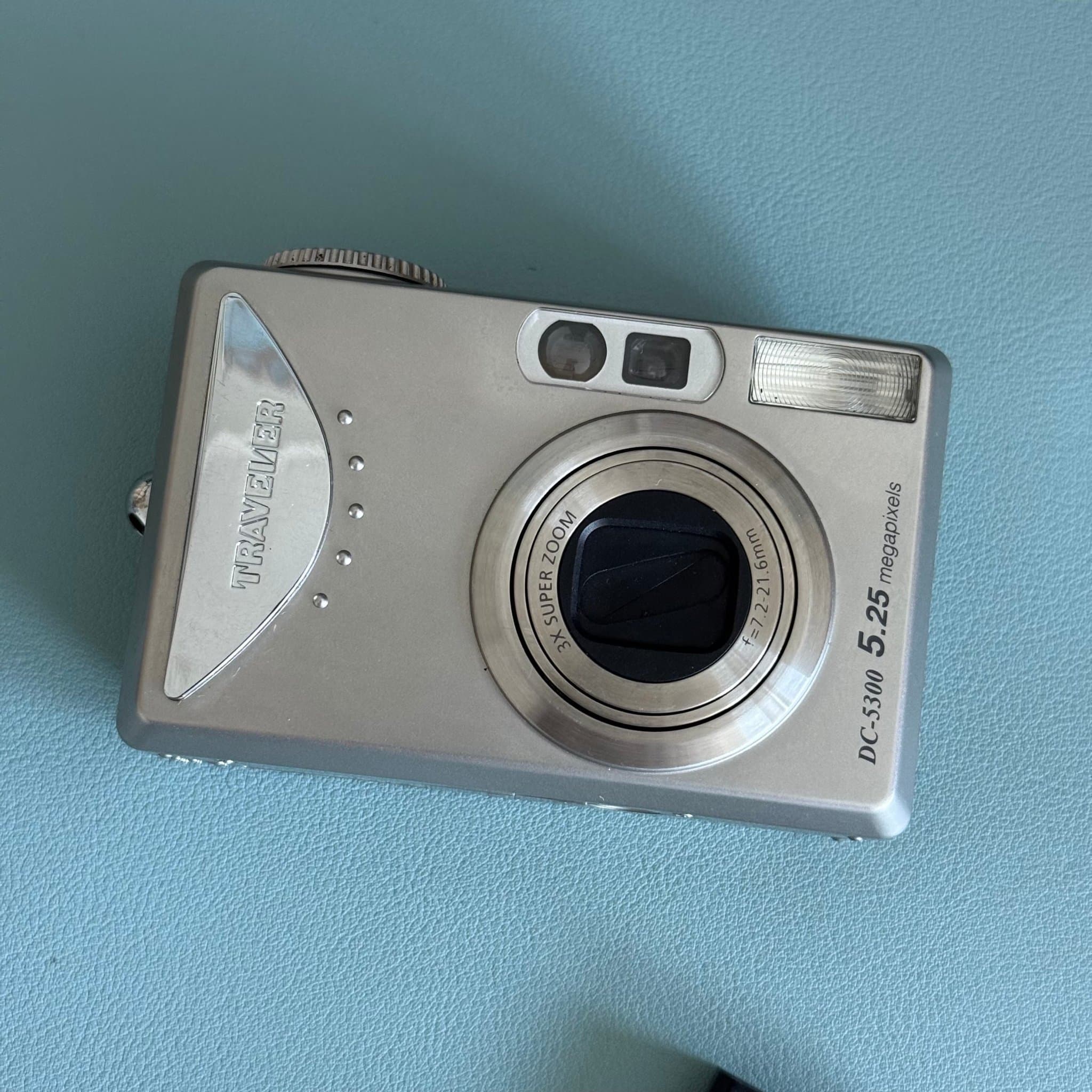 Traveler silverfärgad kamera