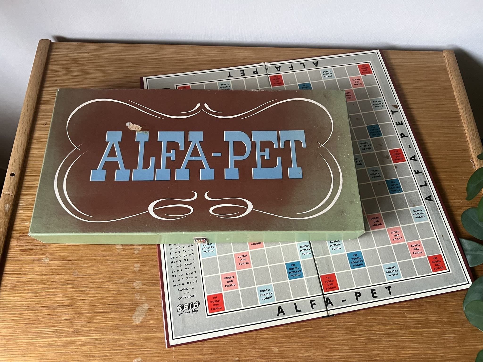 Alfapet, (Alfa-Pet), Brio, brickor och brickställ av trä. Mycket bra skick!