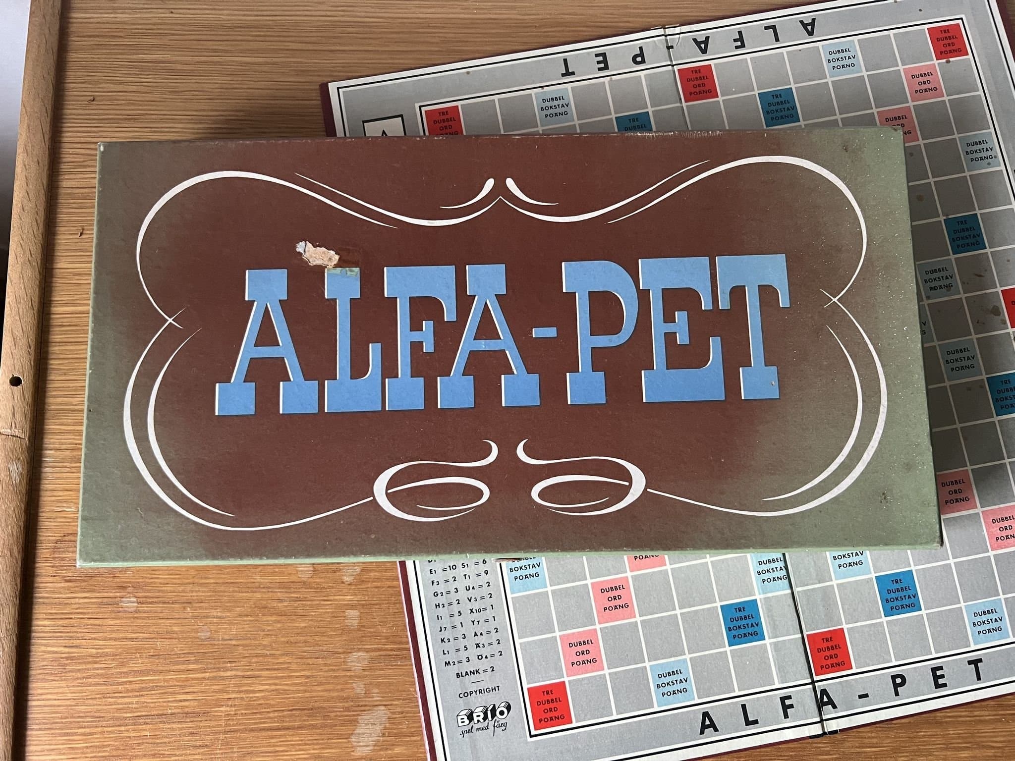 Alfapet, (Alfa-Pet), Brio, brickor och brickställ av trä. Mycket bra skick!