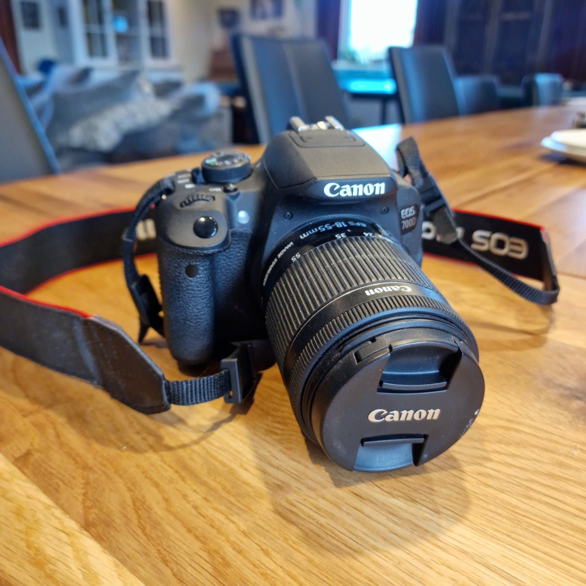 Canon EOS 700D – Komplett paket med objektiv, stativ, minneskort & AC-adapter