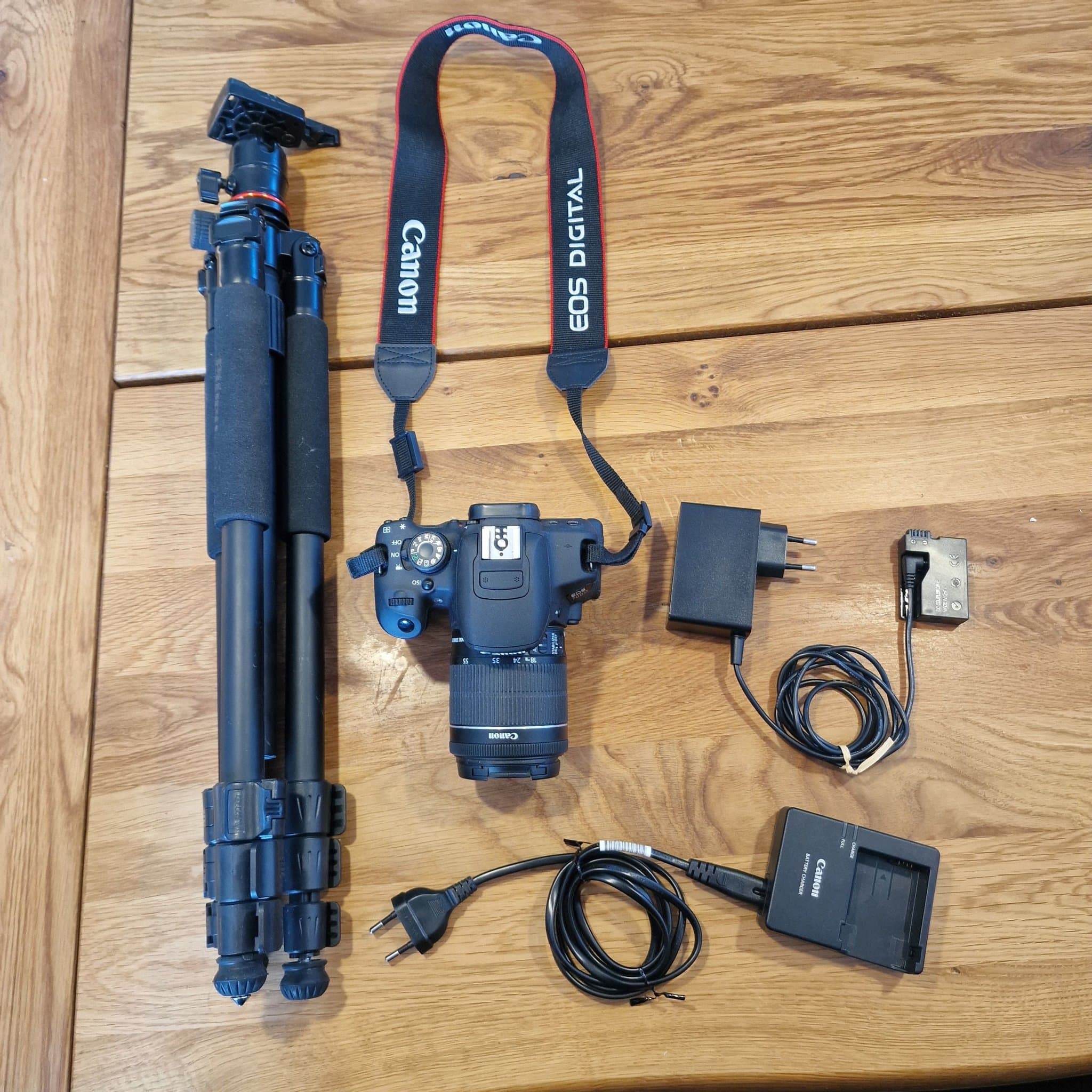 Canon EOS 700D – Komplett paket med objektiv, stativ, minneskort & AC-adapter