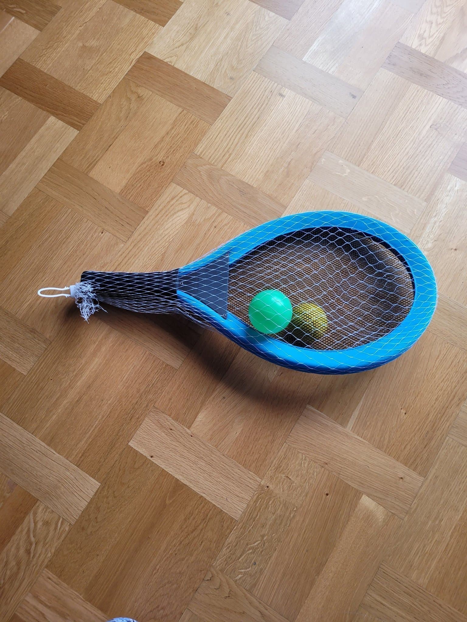2 racket med 2 tillhörande bollar, perfekt för sommaren, tennis, badminton
