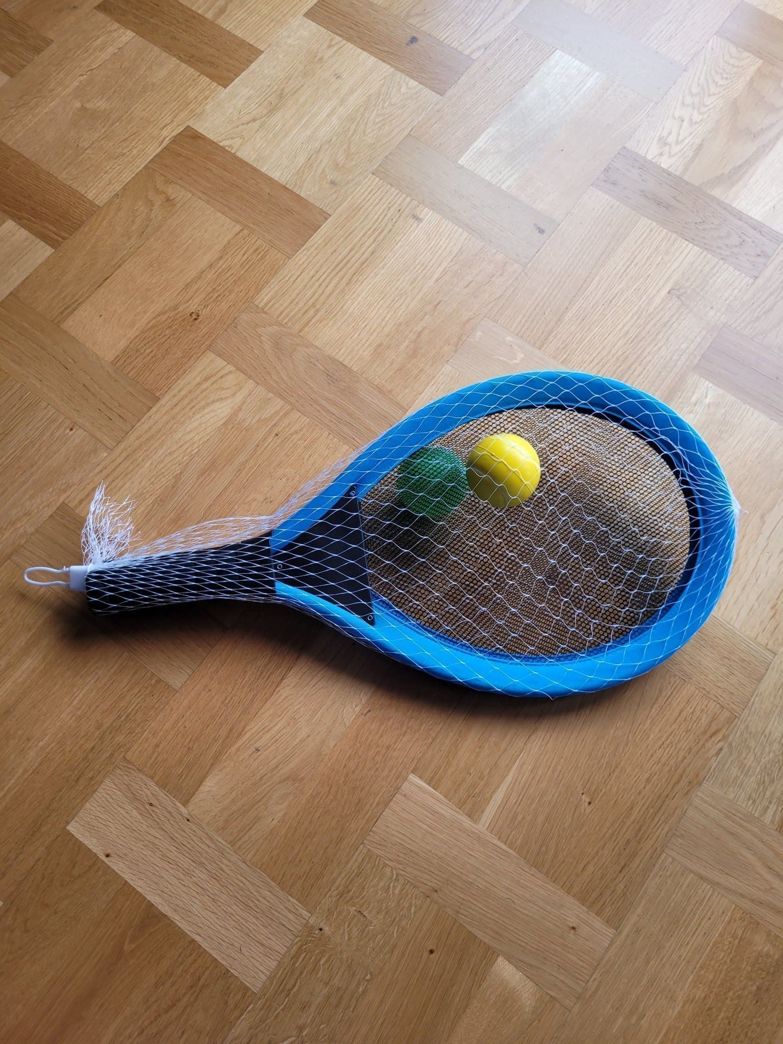 2 racket med 2 tillhörande bollar, perfekt för sommaren, tennis, badminton