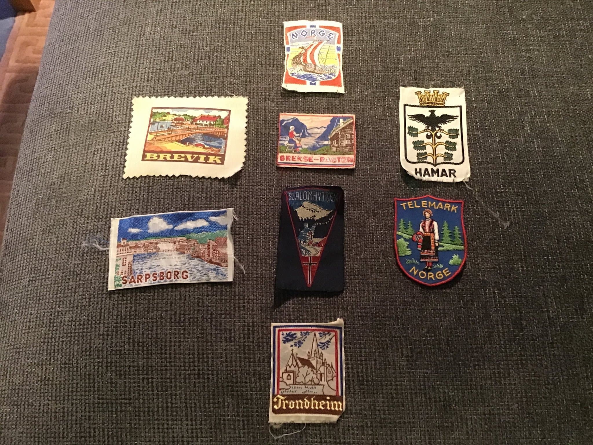 Åtta gamla tygmärken från Norge.