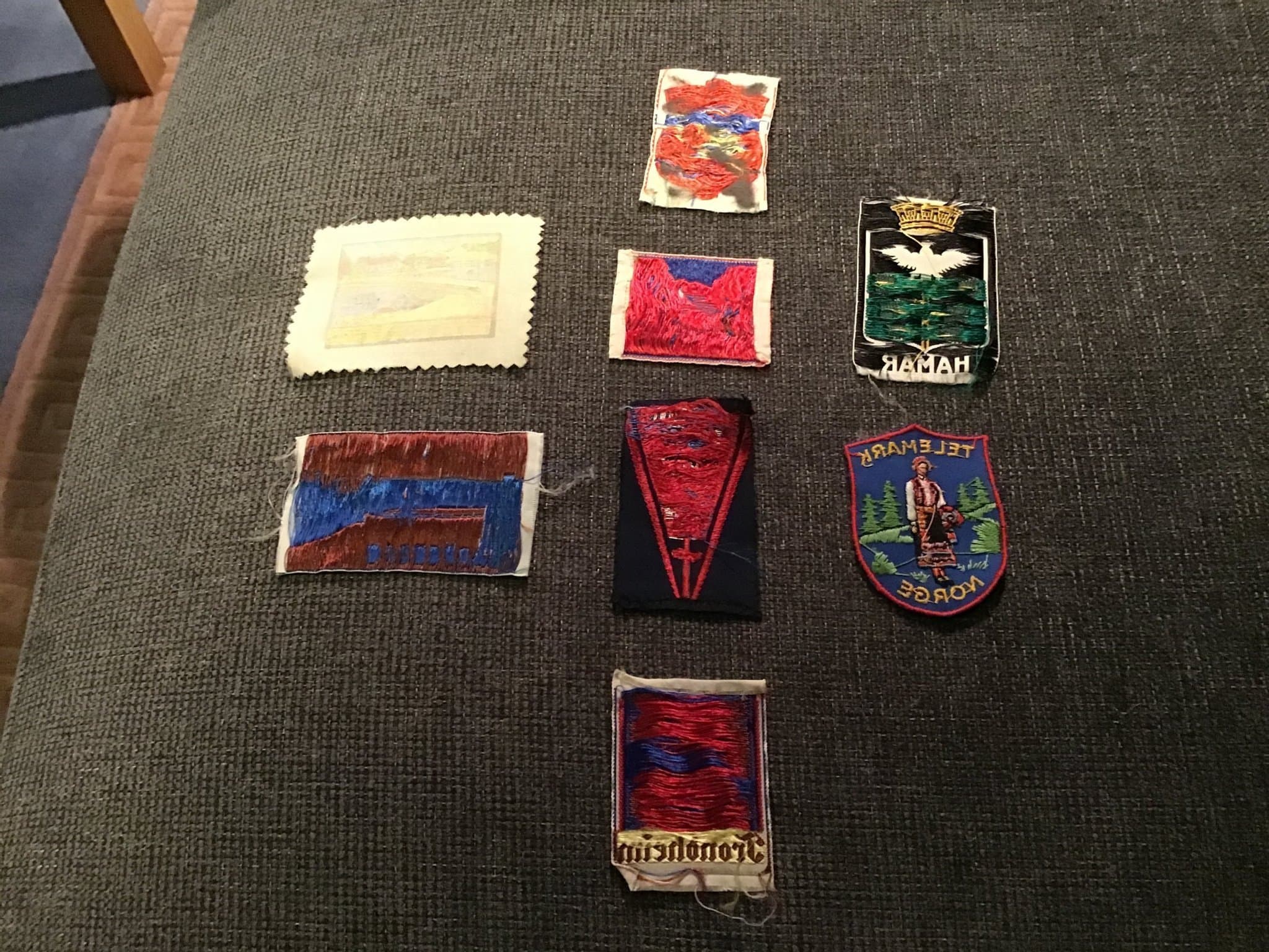 Åtta gamla tygmärken från Norge.