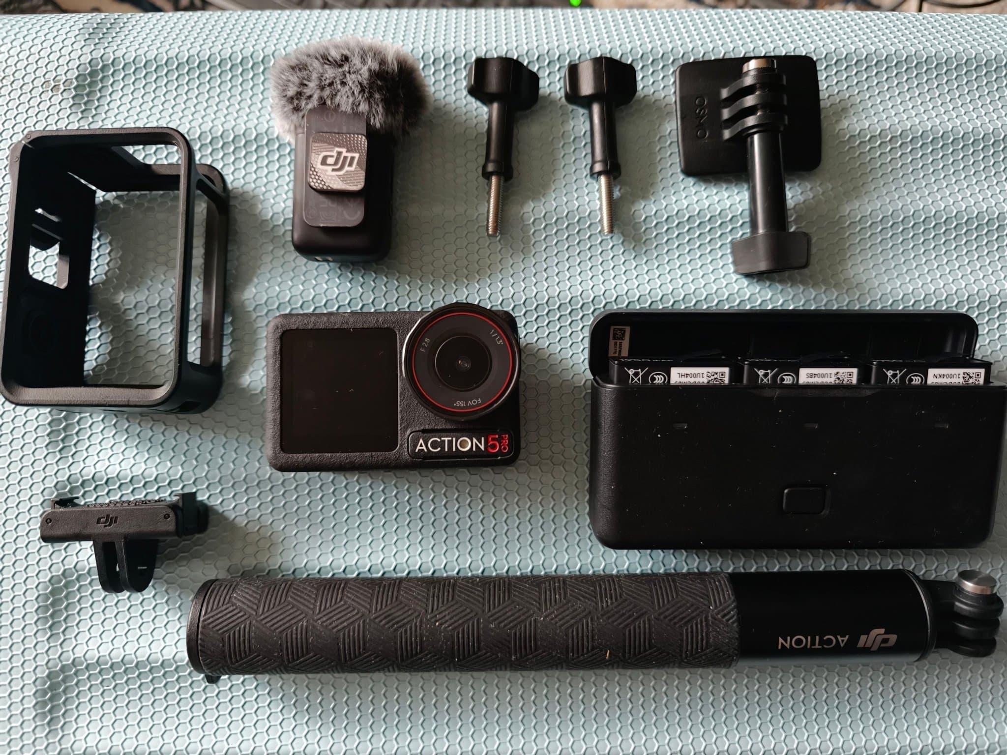 DJI Osmo Action 5 Pro + 3 batterier, laddare, mikrofon, selfie-stick, 64GB