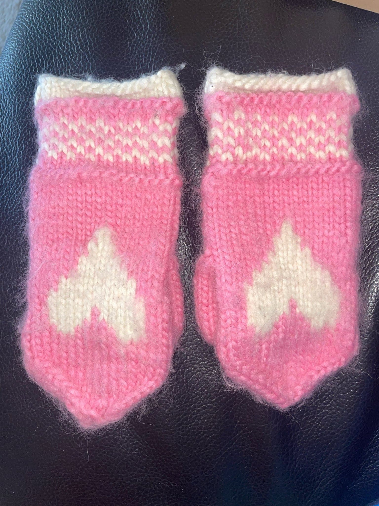 Lovikka vantar rosa hjärta