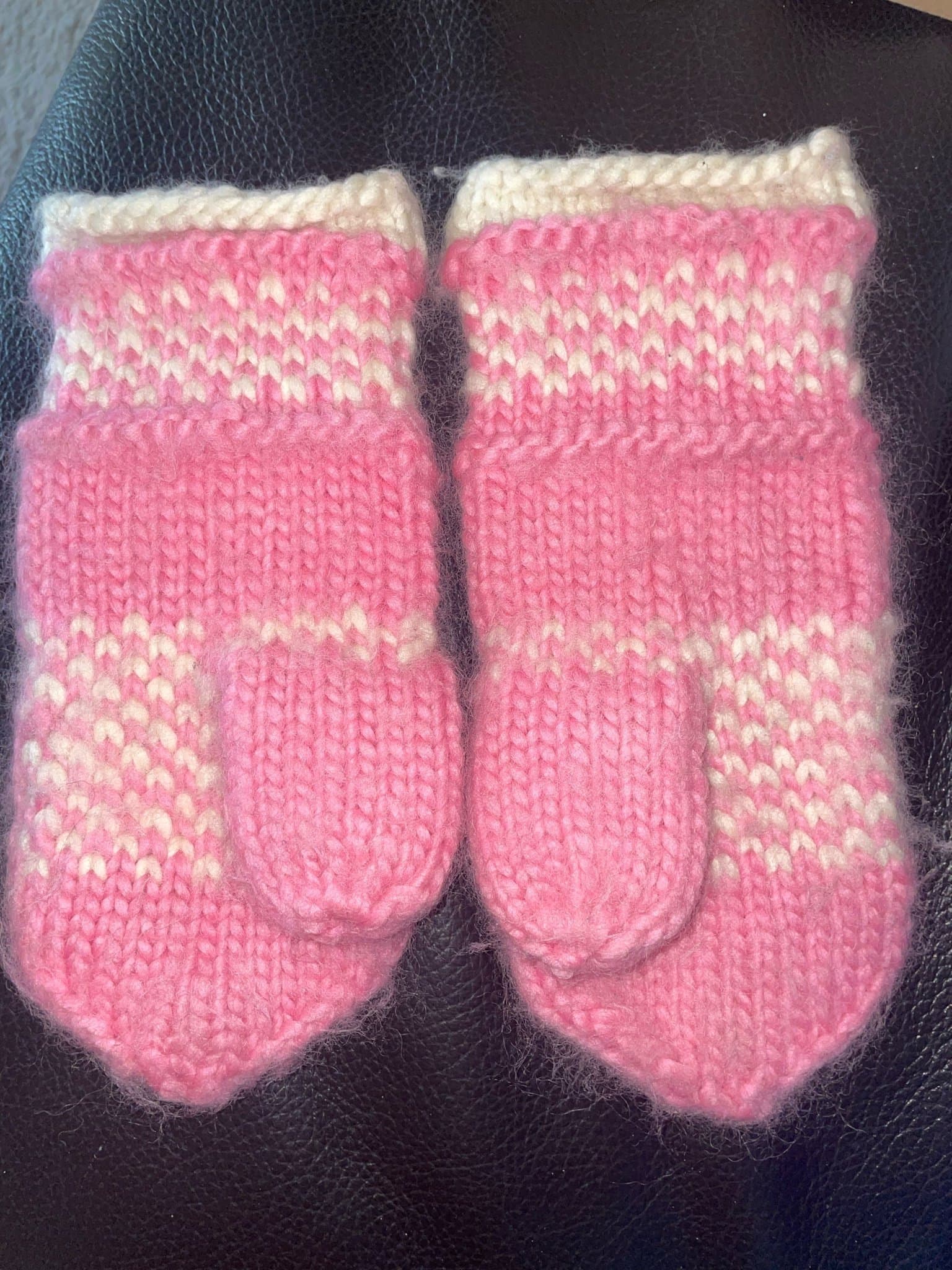 Lovikka vantar rosa hjärta