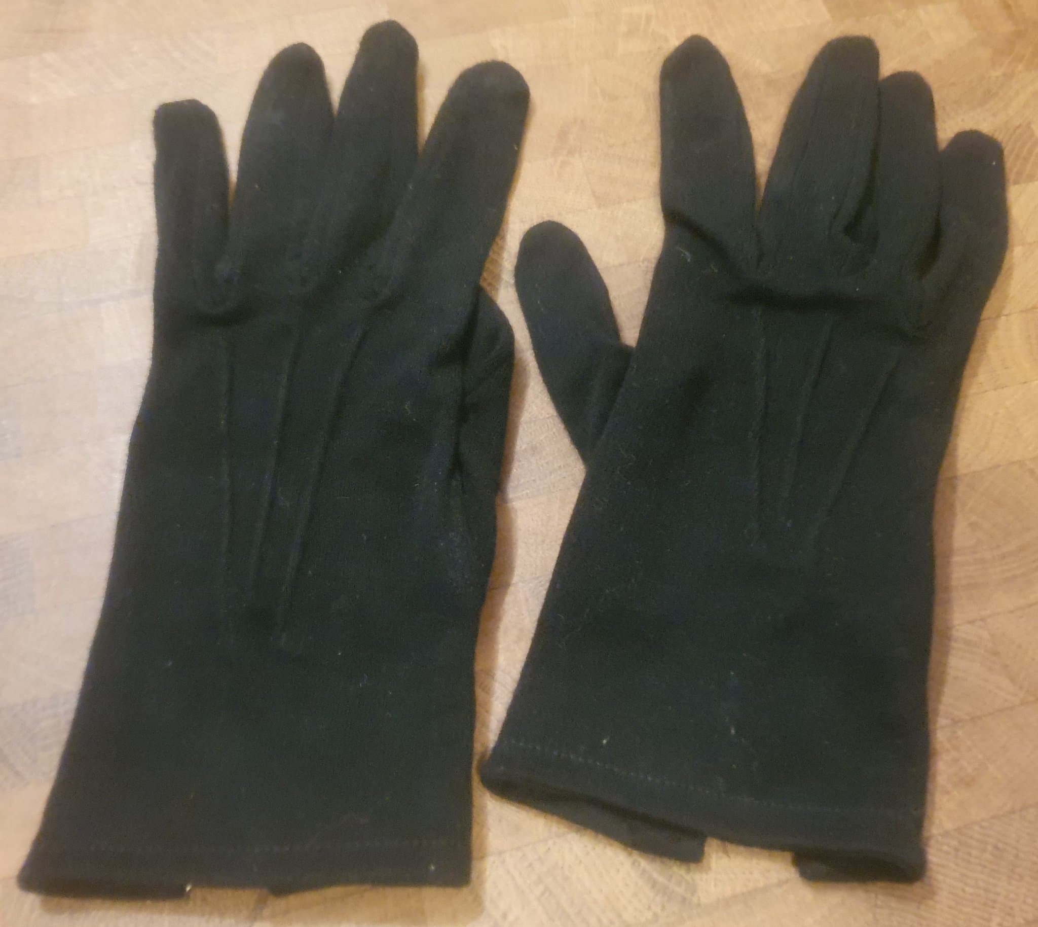 Svarta handskar från 40 eller 50 talet med dekor. Storlek 7 till fest el högtid