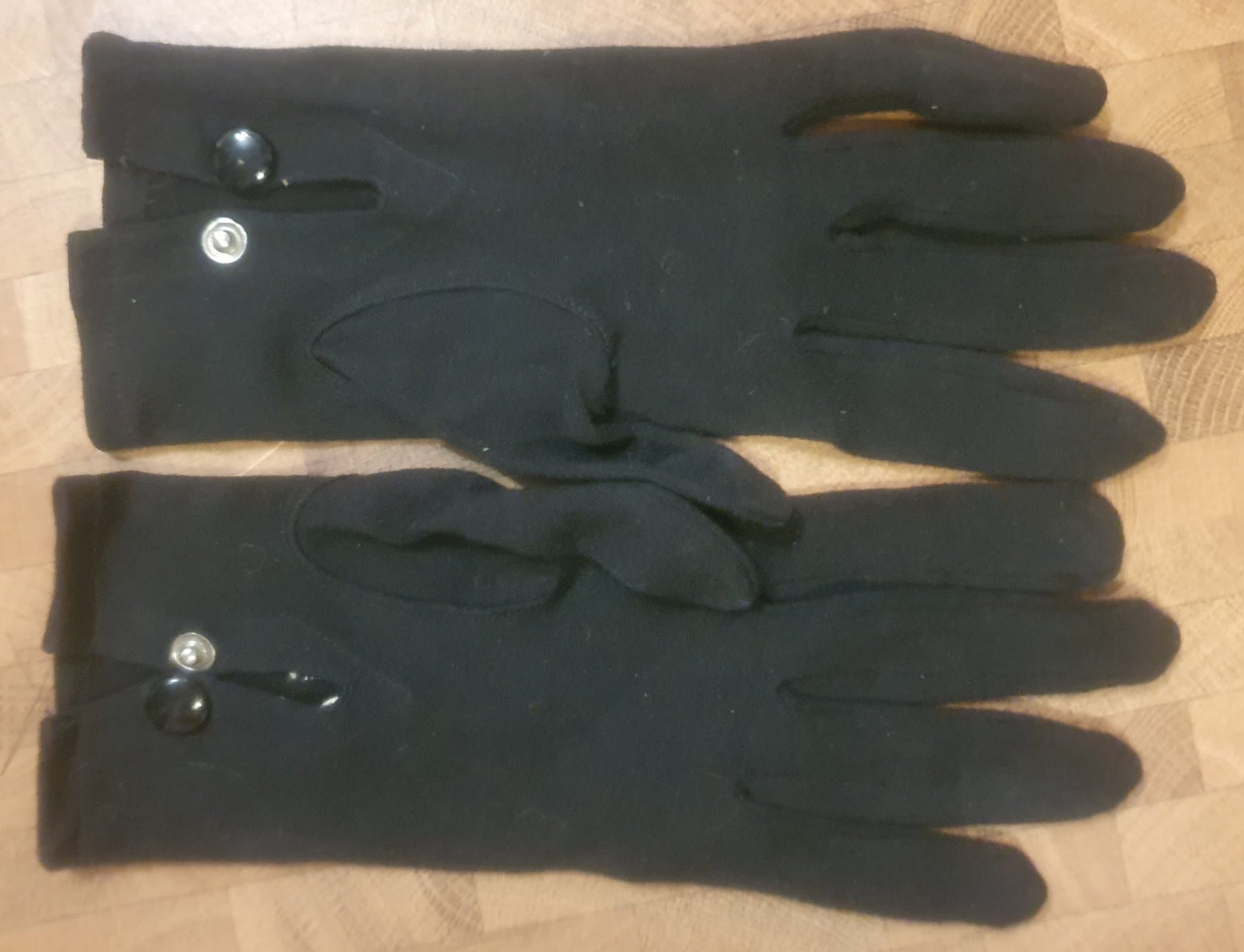 Svarta handskar från 40 eller 50 talet med dekor. Storlek 7 till fest el högtid