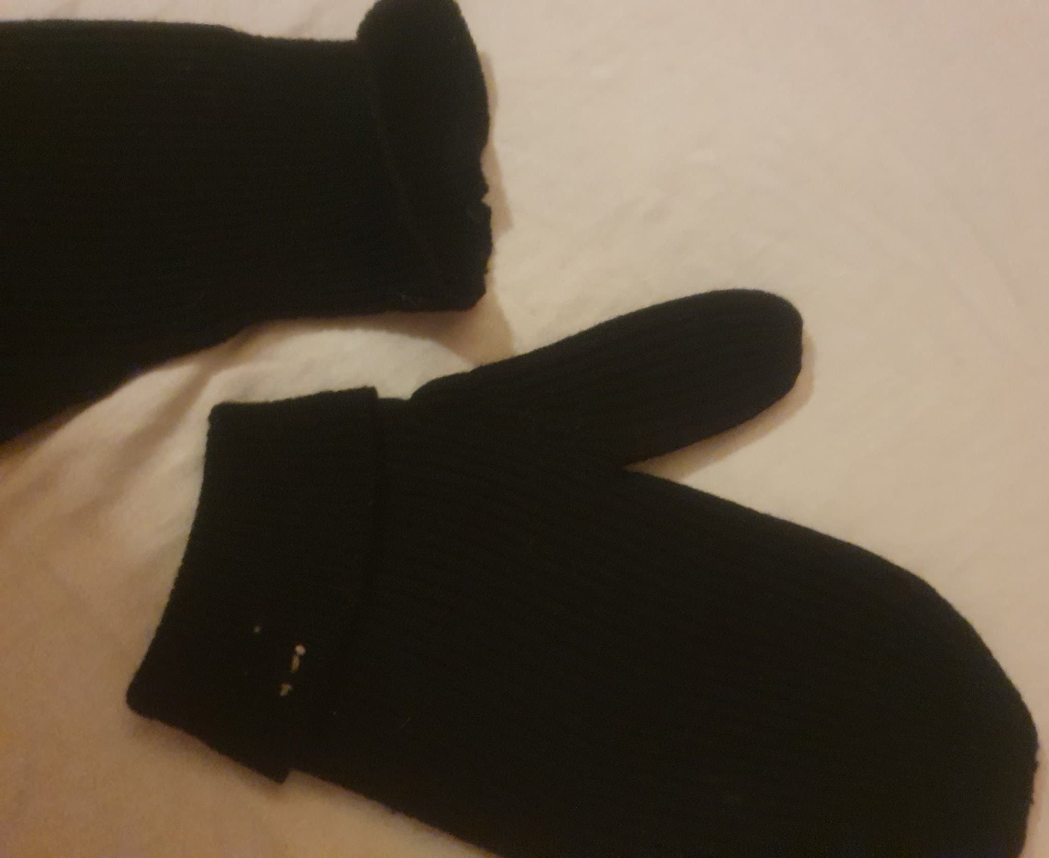 Svarta vantar stickade i storlek 8-9 Vintage tumvantar ribbstickade!