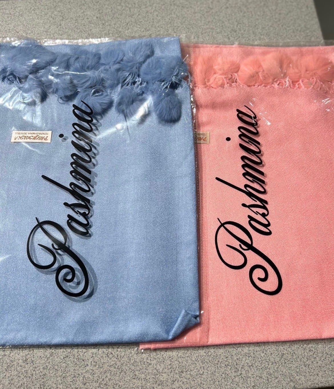 2 helt nya ”Pashminasjalar” med tofsar i päls, 1 ljusblå och 1 rosa