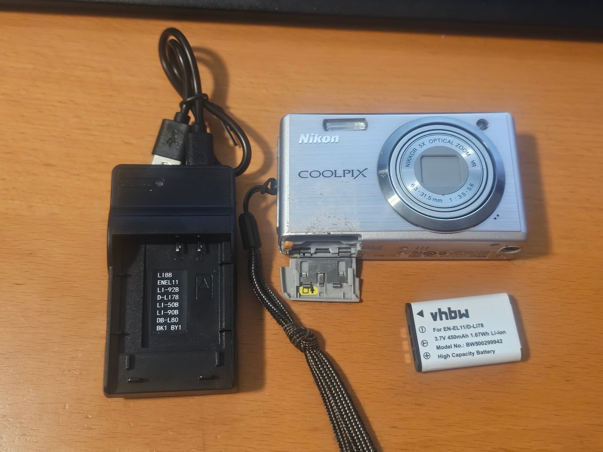 Fungerande Nikon Coolpix S560 - Laddare, batteri.