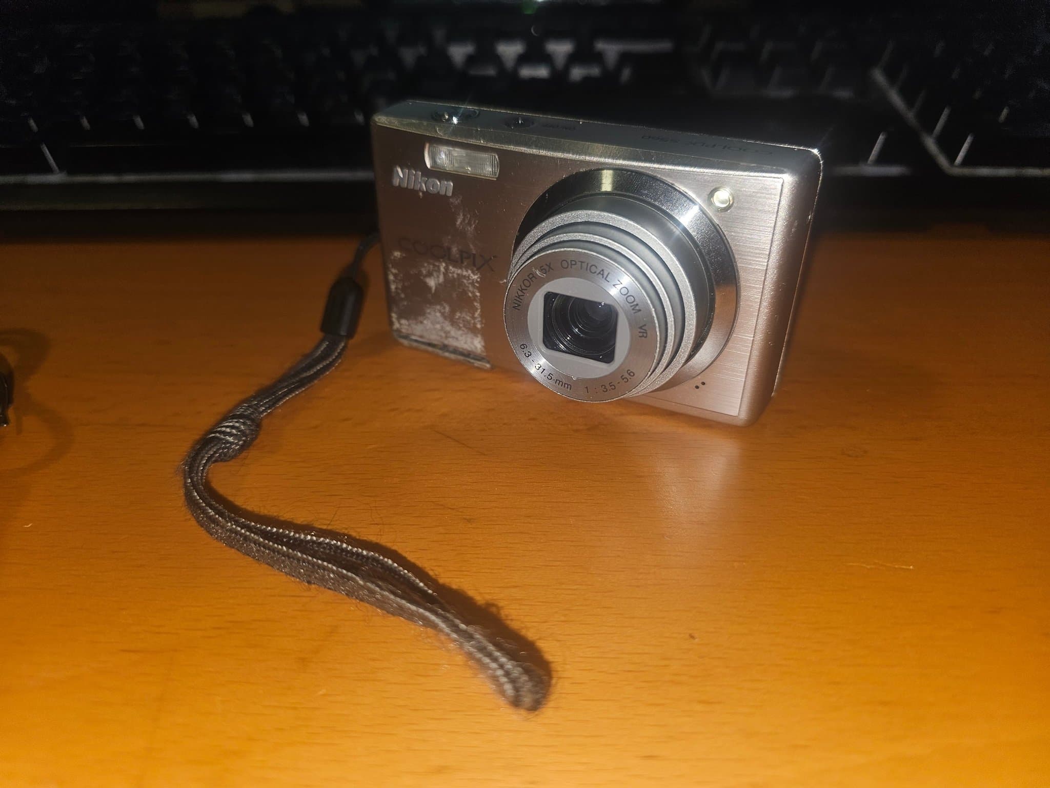 Fungerande Nikon Coolpix S560 - Laddare, batteri.