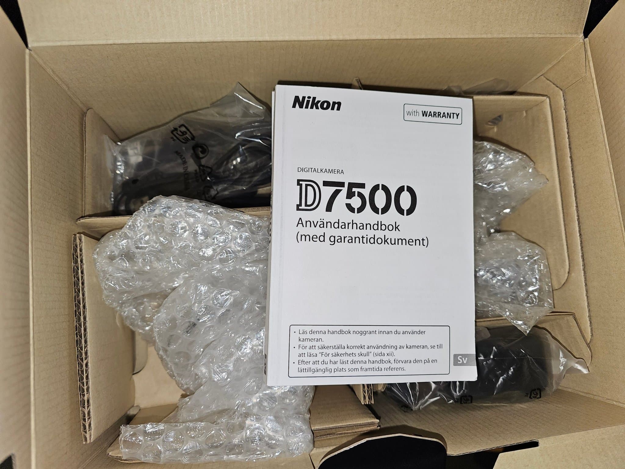 Trotjänaren Nikon D7500 - Fungerande, med box och sladdar - Shuttercount: 57955