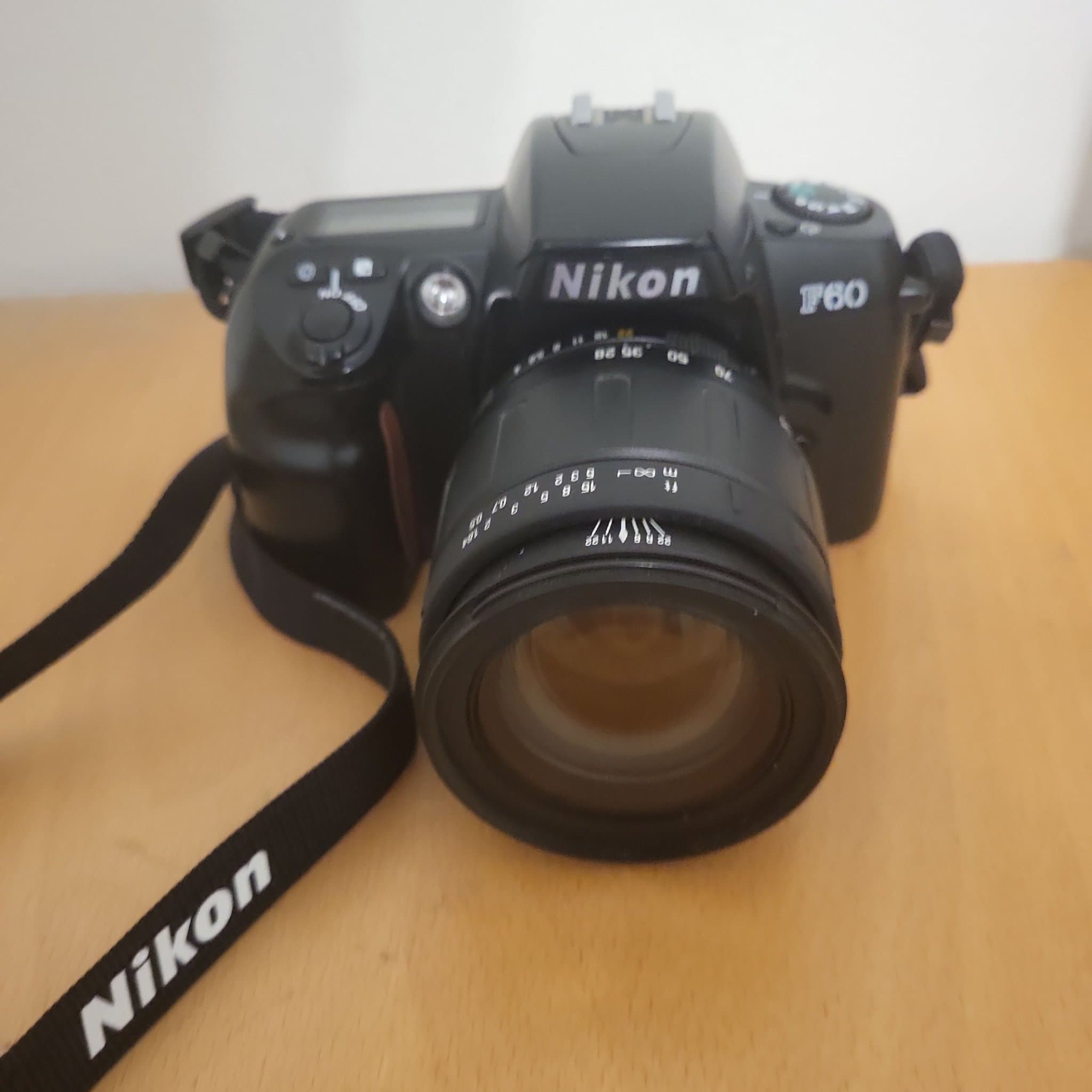 Nikon F60 analog kamera med Tamron AF Aspherical LD 28-105mm objektiv