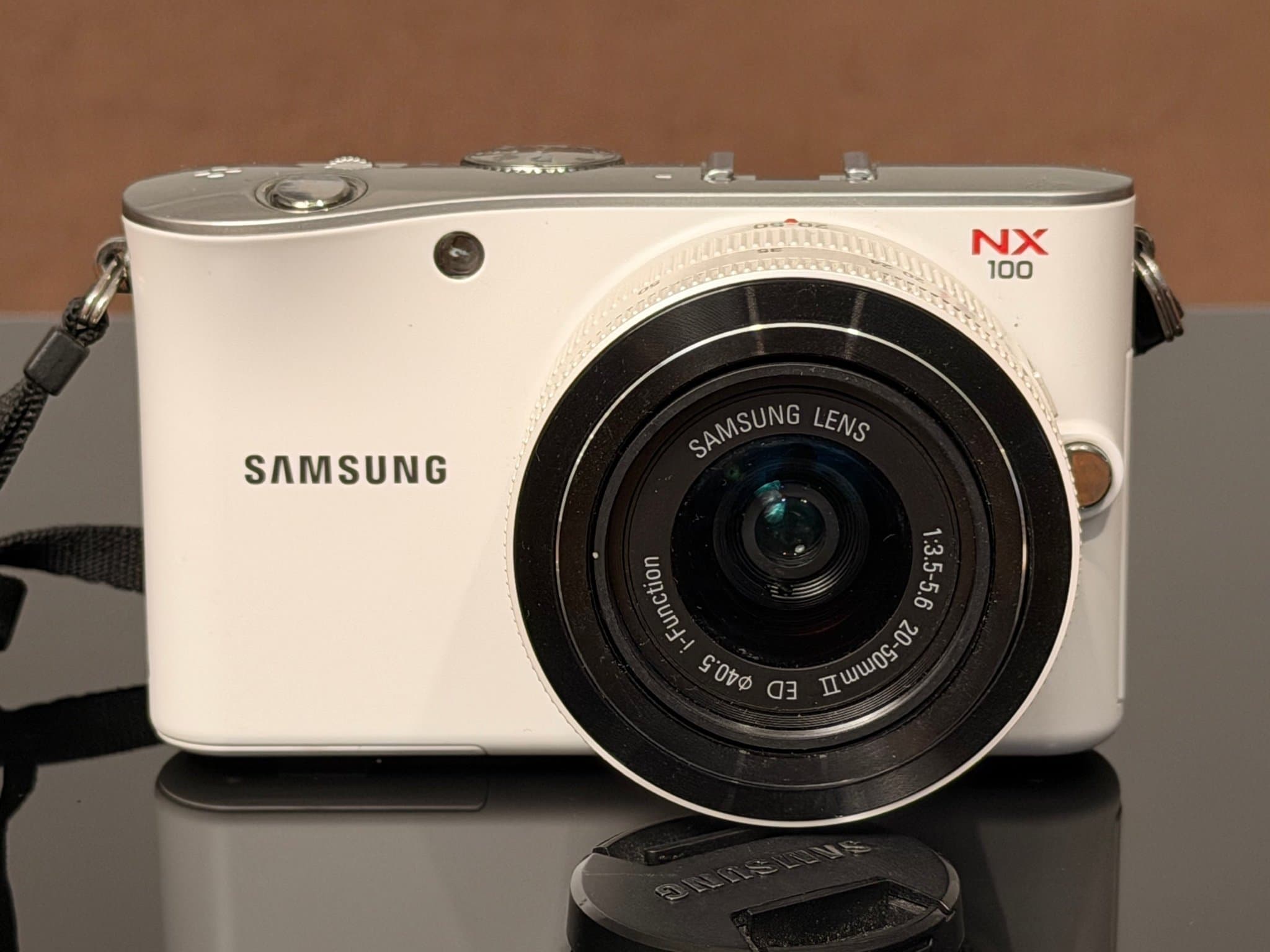 Samsung NX100 + 20–50mm II ED – spegellös systemkamera i mycket fint skick