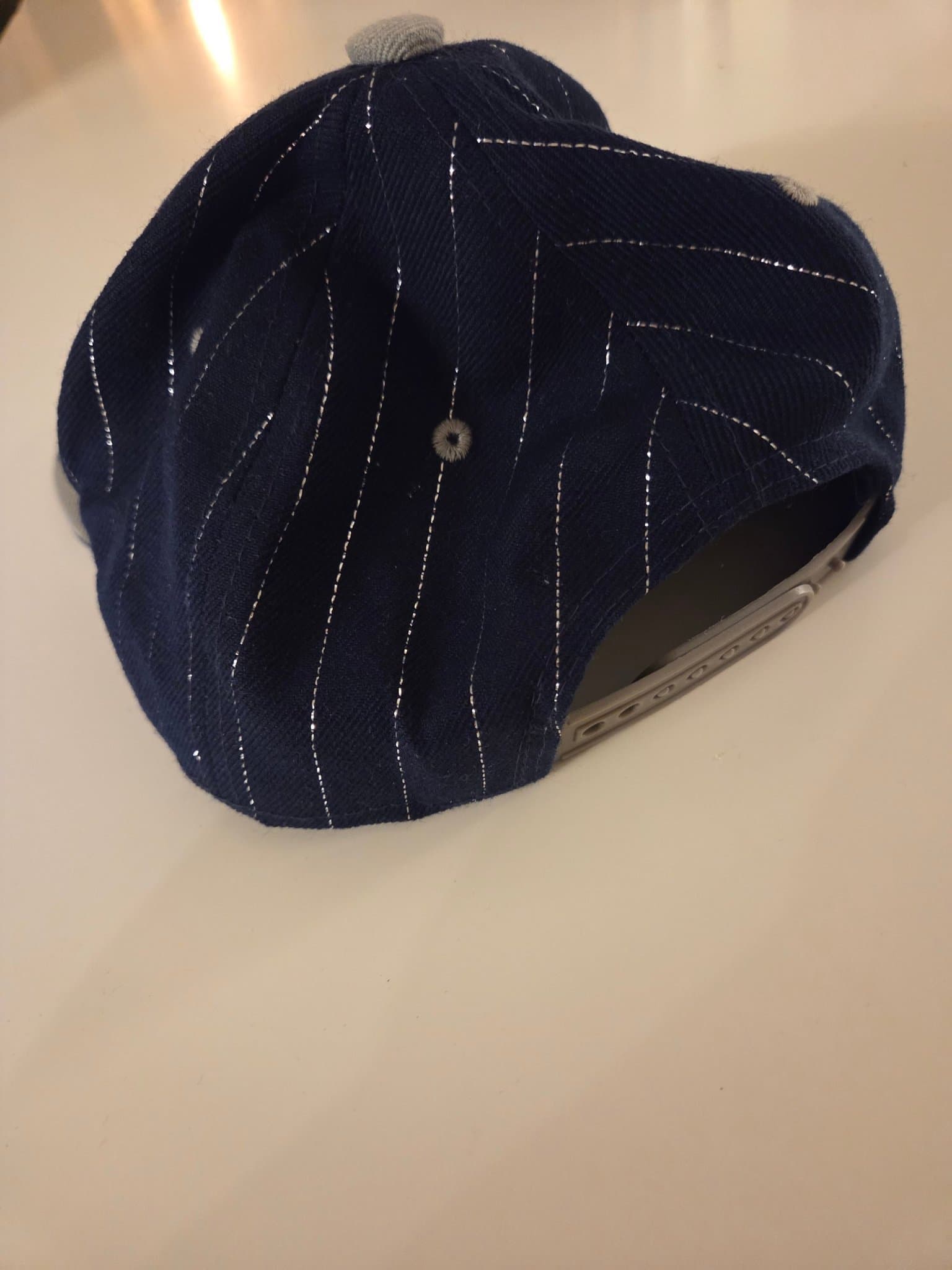 Randig keps med tryck