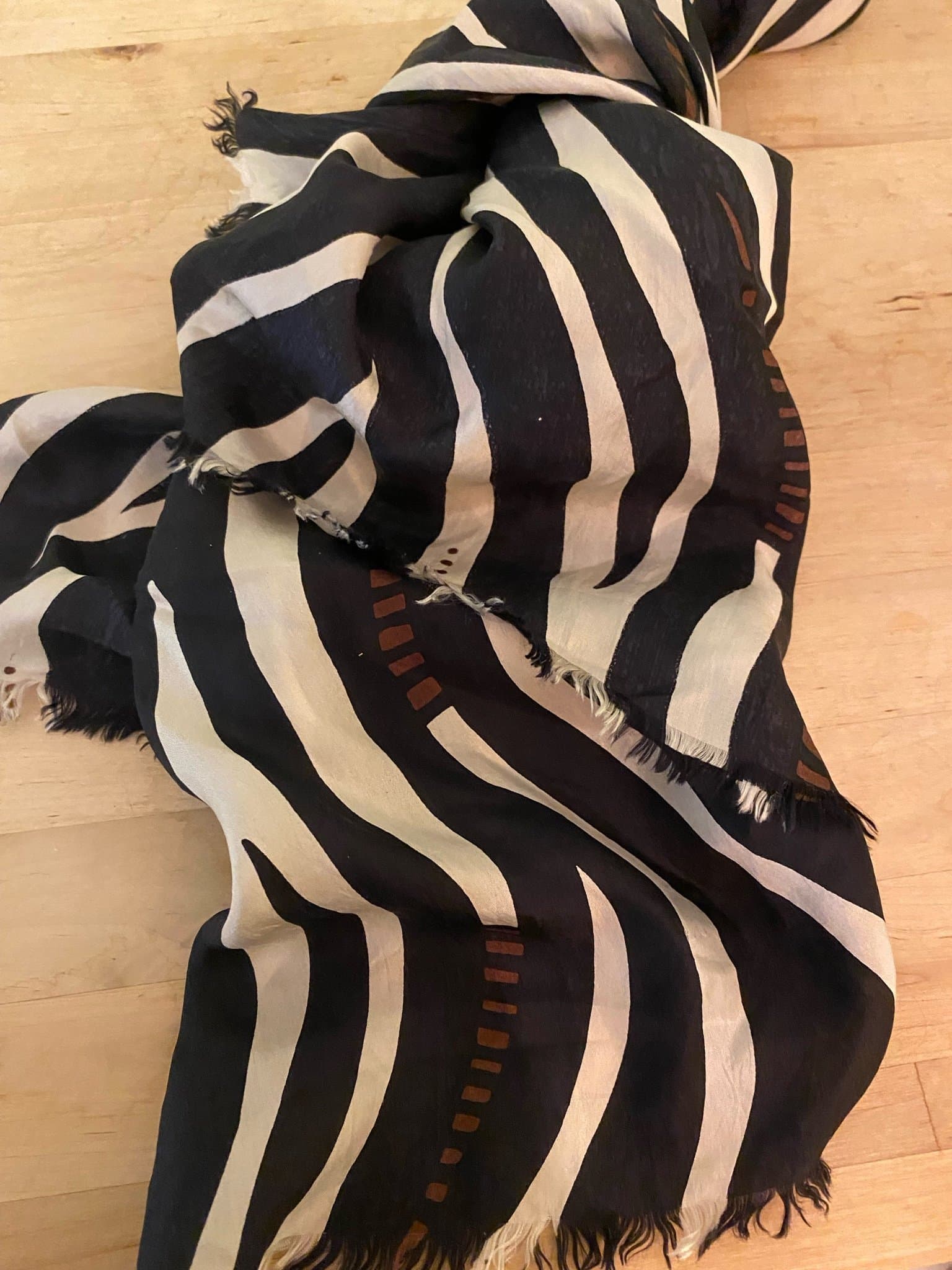 Gudrun sjödèn sidensjal, mönstrad sjal i siden.