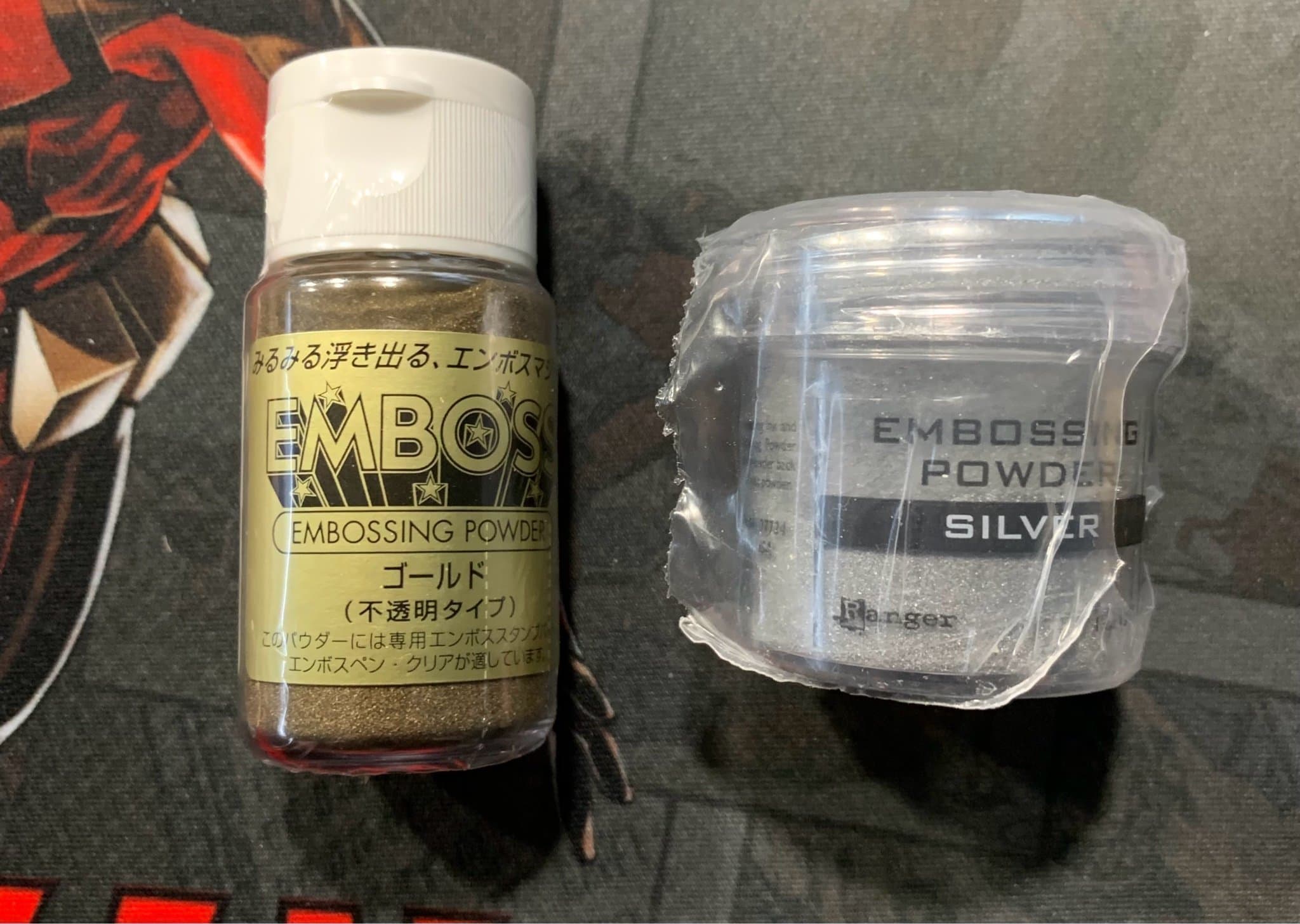 Embossing powder Tsukineko (guld) och Ranger (silver)