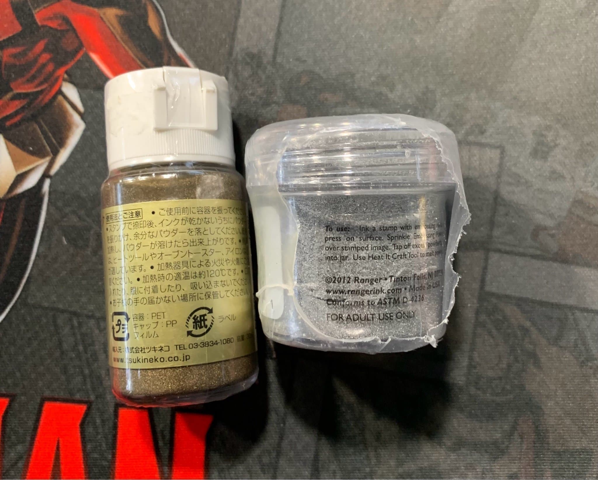 Embossing powder Tsukineko (guld) och Ranger (silver)